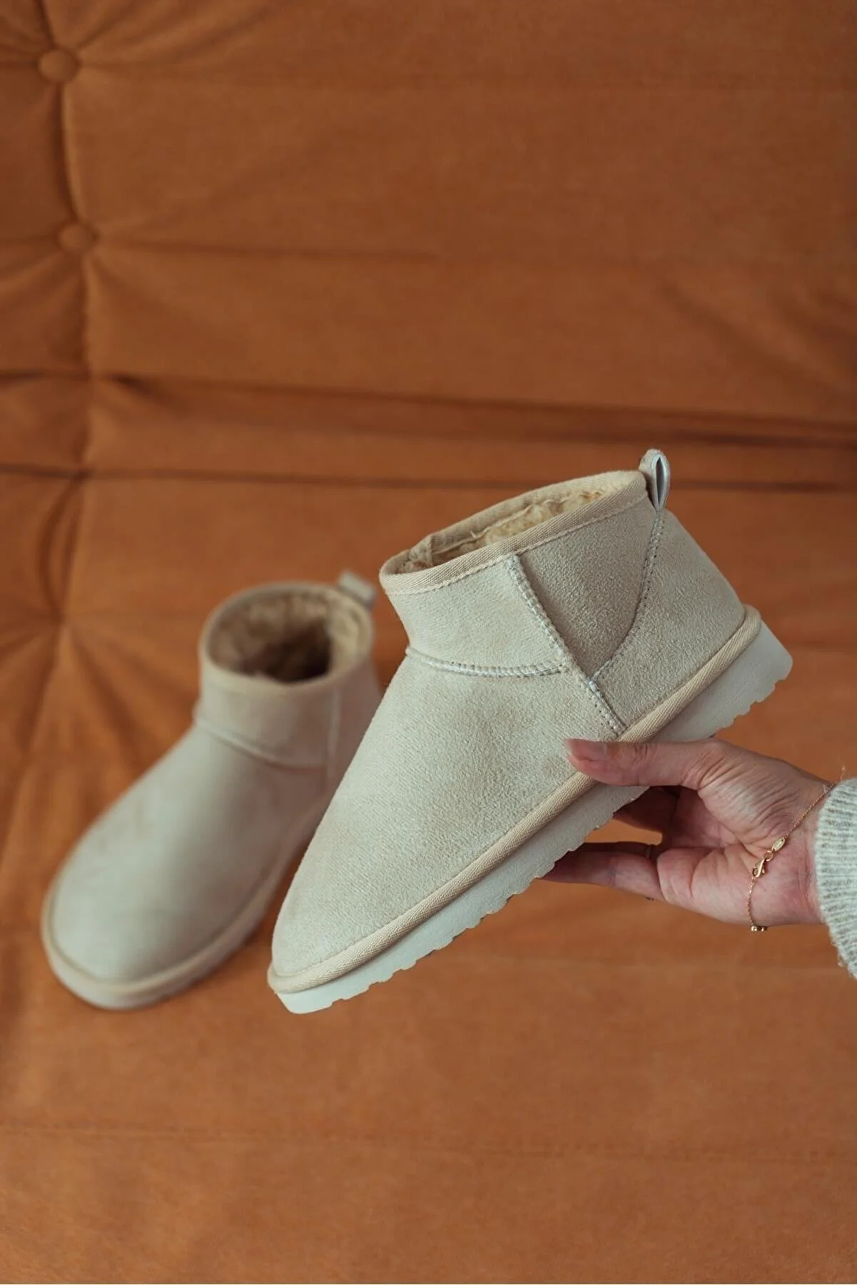 NİŞANTAŞI SHOES  Mini Beige Wildleder Halbstiefel mit Federn innen Flache Sohle Damenschuhe