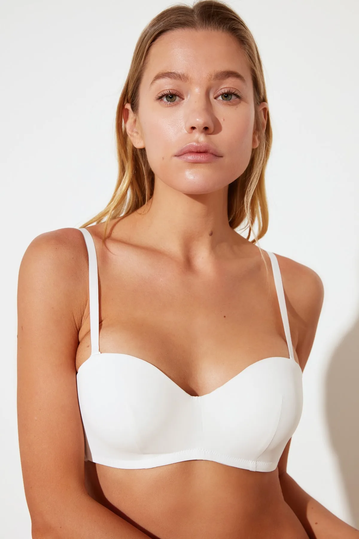 Trendyol Collection  Weißer Push-Up-BH mit Schnürung und trägerlosem Strick-BH THMSS21SU0107