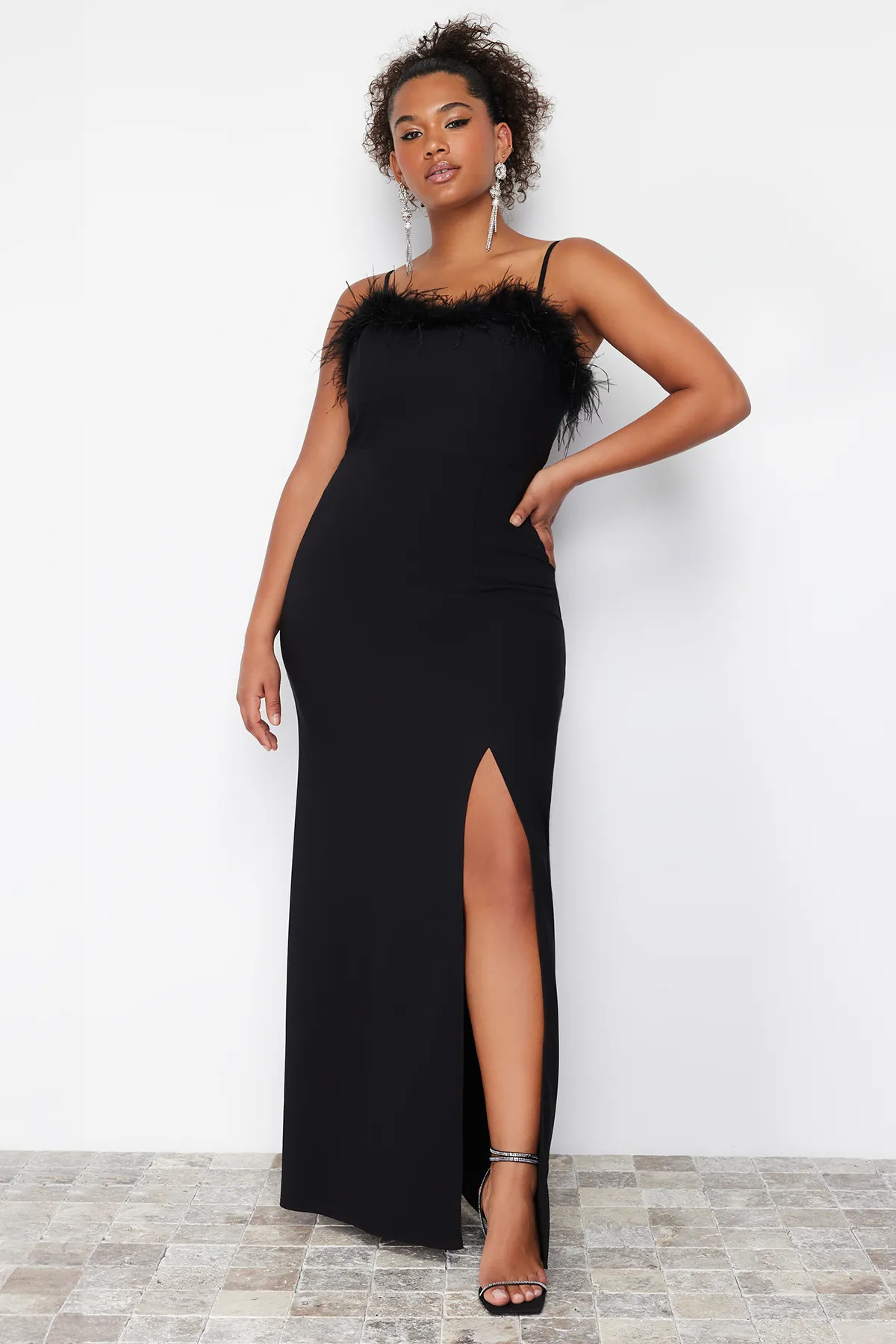 Trendyol Curve  Schwarzes Finike-Webkleid in Übergröße