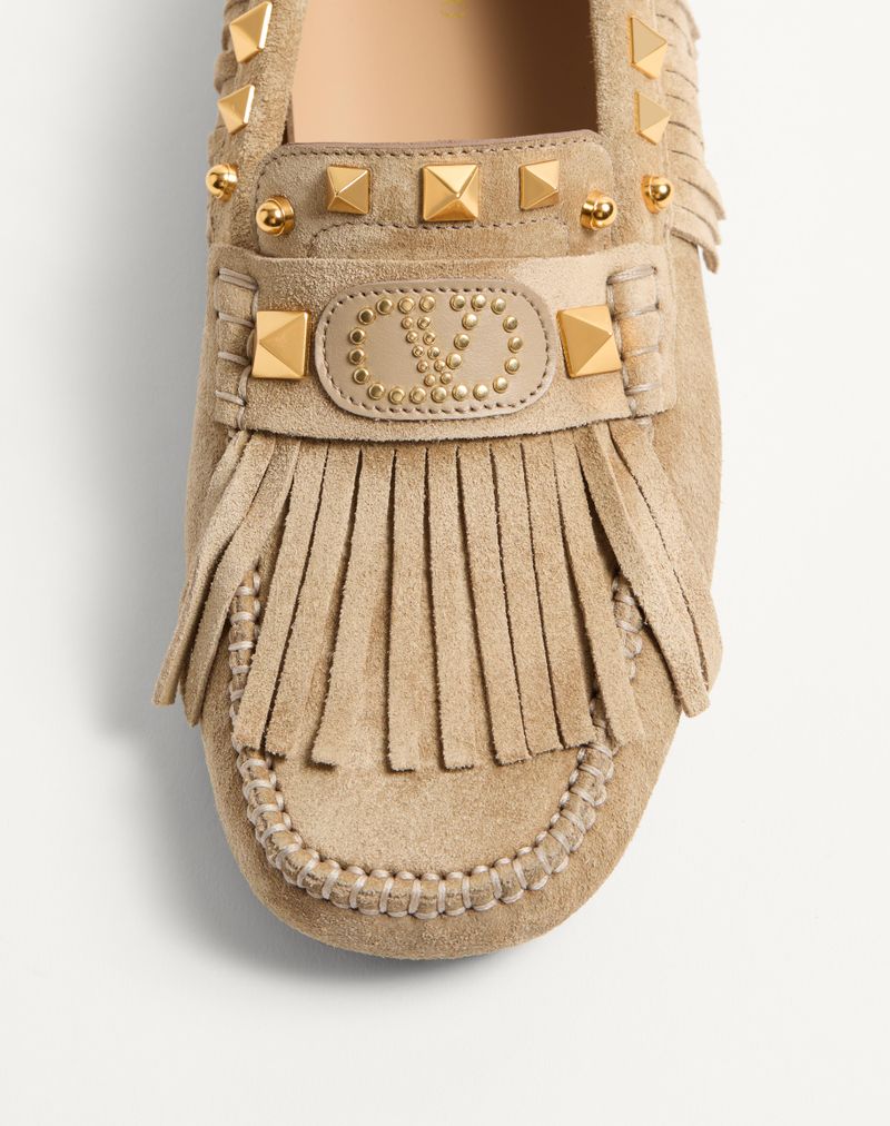 Mocassim para operador de rodízios de gesso em couro rachado com franjas.