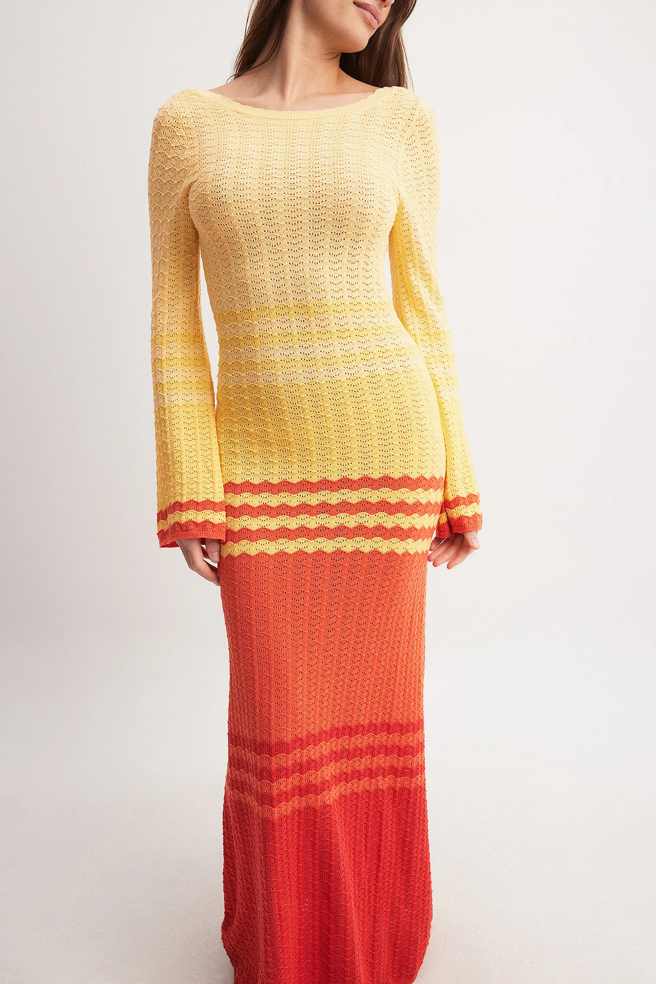 Gestricktes Maxikleid mit tiefem Rückenausschnitt