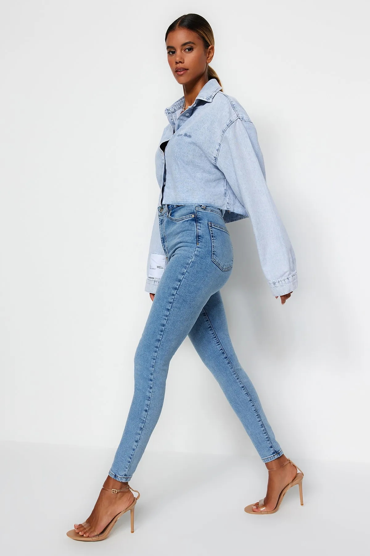 Trendyol Collection  Blaue Skinny-Jeans mit superhoher Taille TWOSS22JE0560