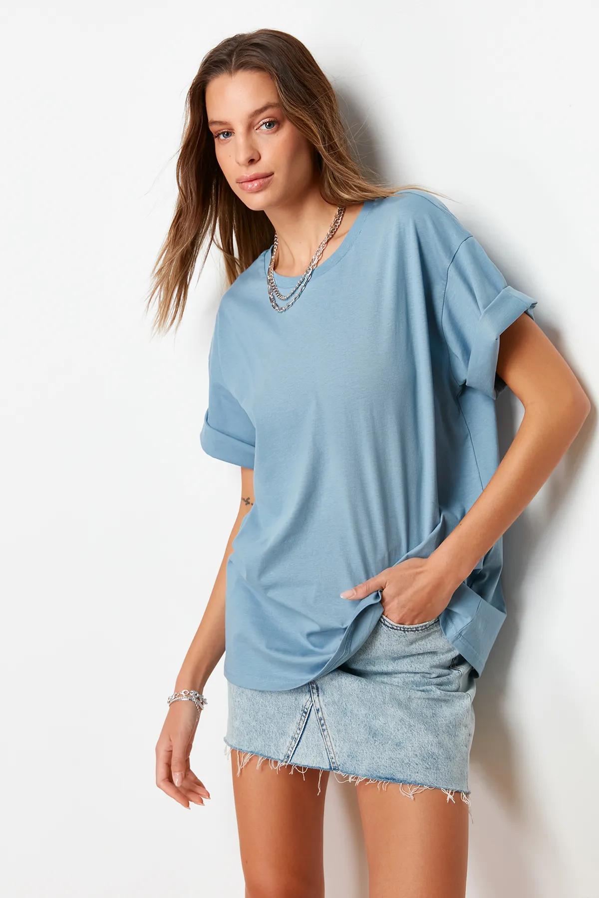Trendyol Collection  Indigofarbenes Strick-T-Shirt aus 100 % Baumwolle mit Slogan-Print, Boyfriend-Passform und Rundhalsausschnitt TWOSS22TS2168