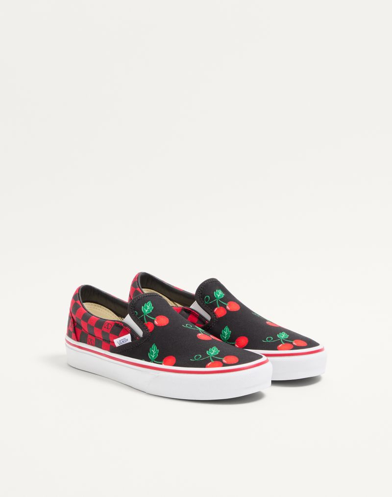 Tênis Slip-On Valentino Garavani e Vans em tecido com estampa Maxi Cherryfic e estampa xadrez VLogo.