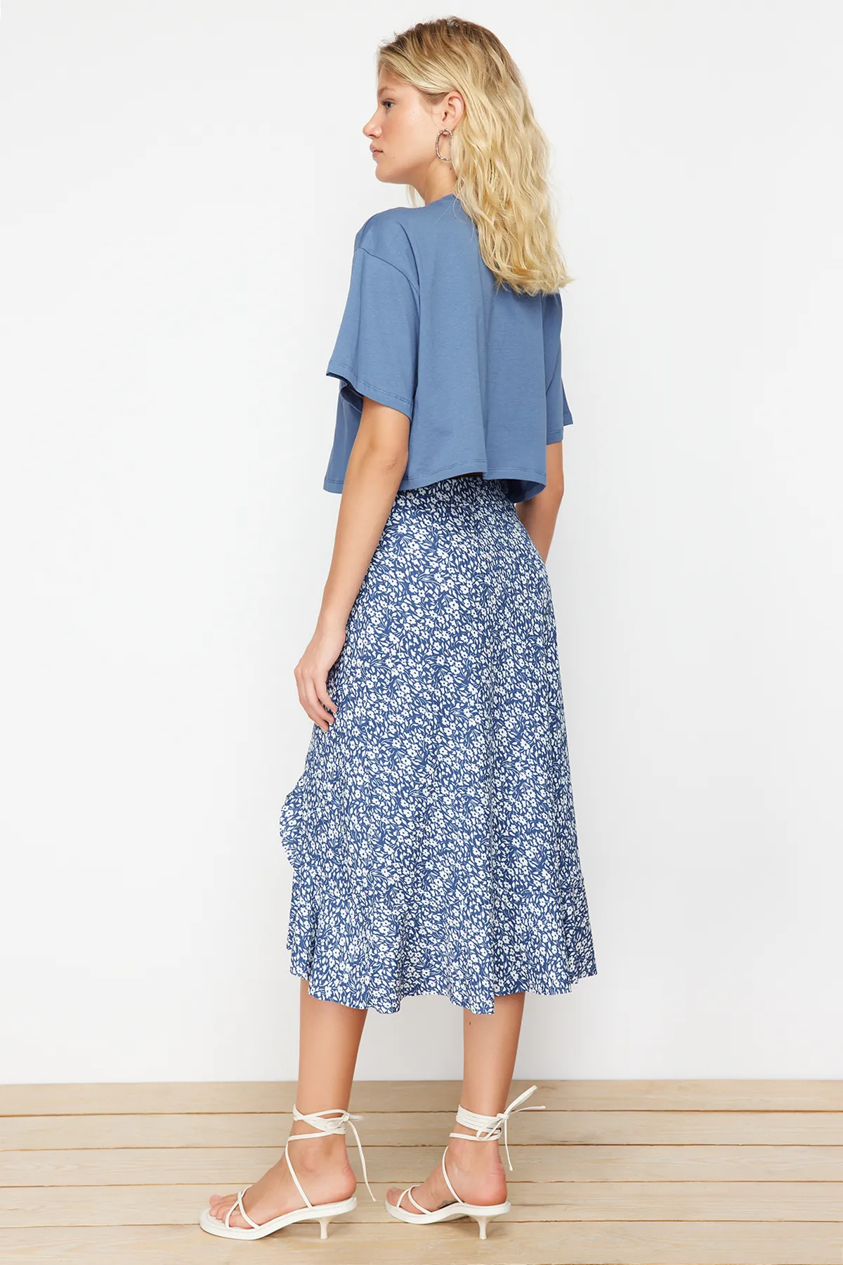 Trendyol Collection  Blau bedruckter High Waist Midi Stretch Strickrock mit Raffung und Volant TWOSS21ET0029