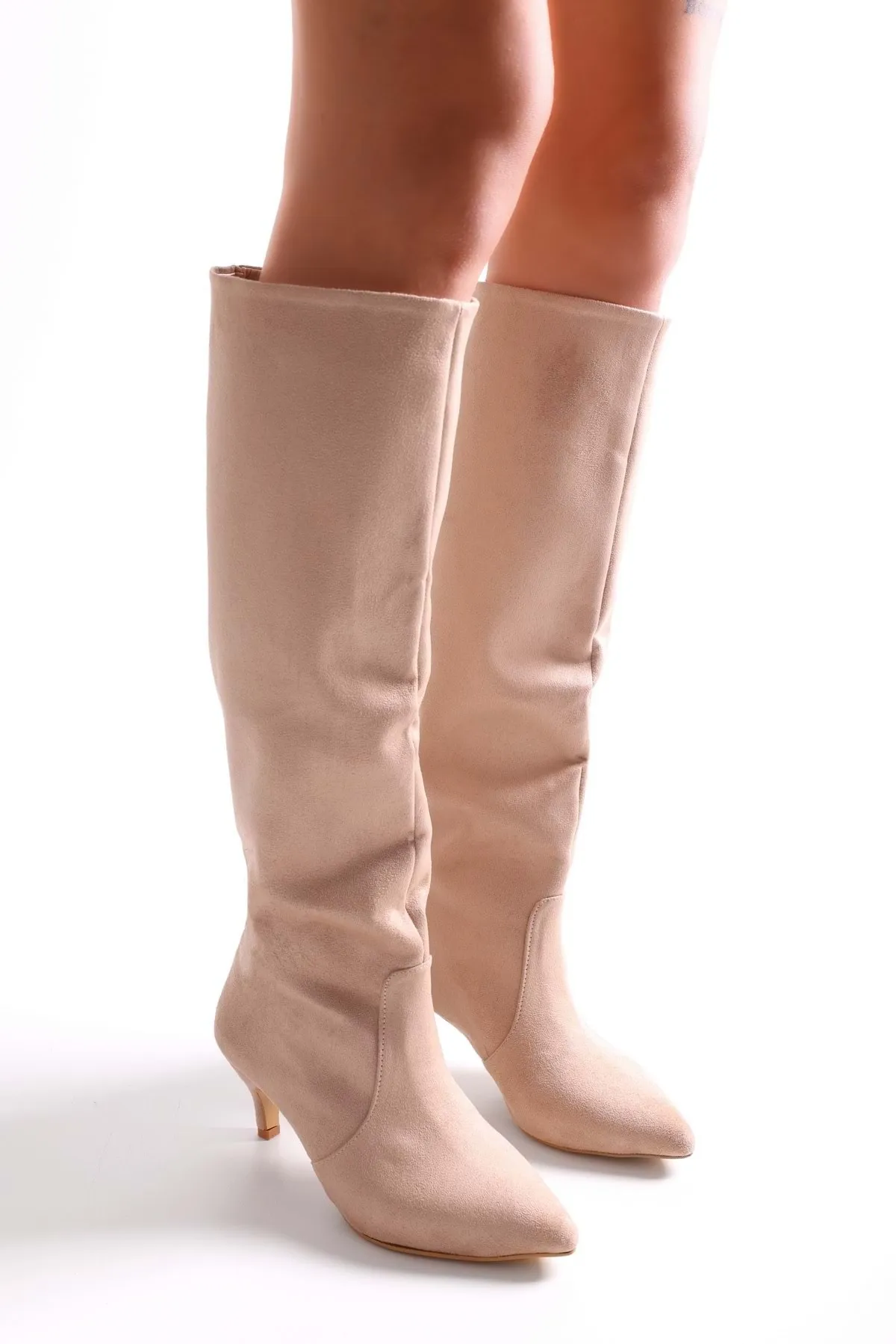 Shoeberry  Damen-Stiefel „Pia“ aus beigem Wildleder mit Balgabsatz Beiges Wildleder