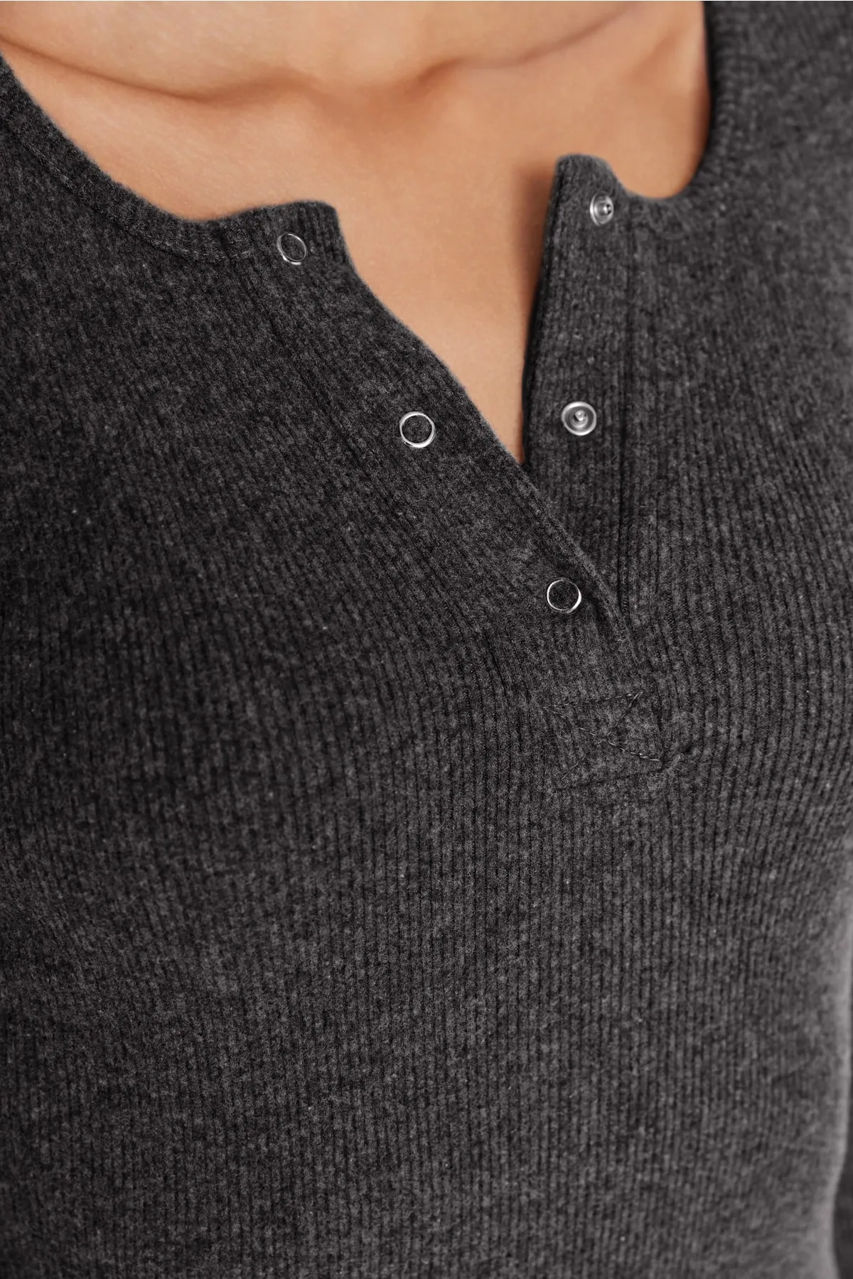 Trendyol Collection  Anthrazitfarbenes, tailliertes, eckiges Kragen-Minikleid aus geripptem, flexiblem Strick mit Druckknopfdetail TWOAW23EL01393