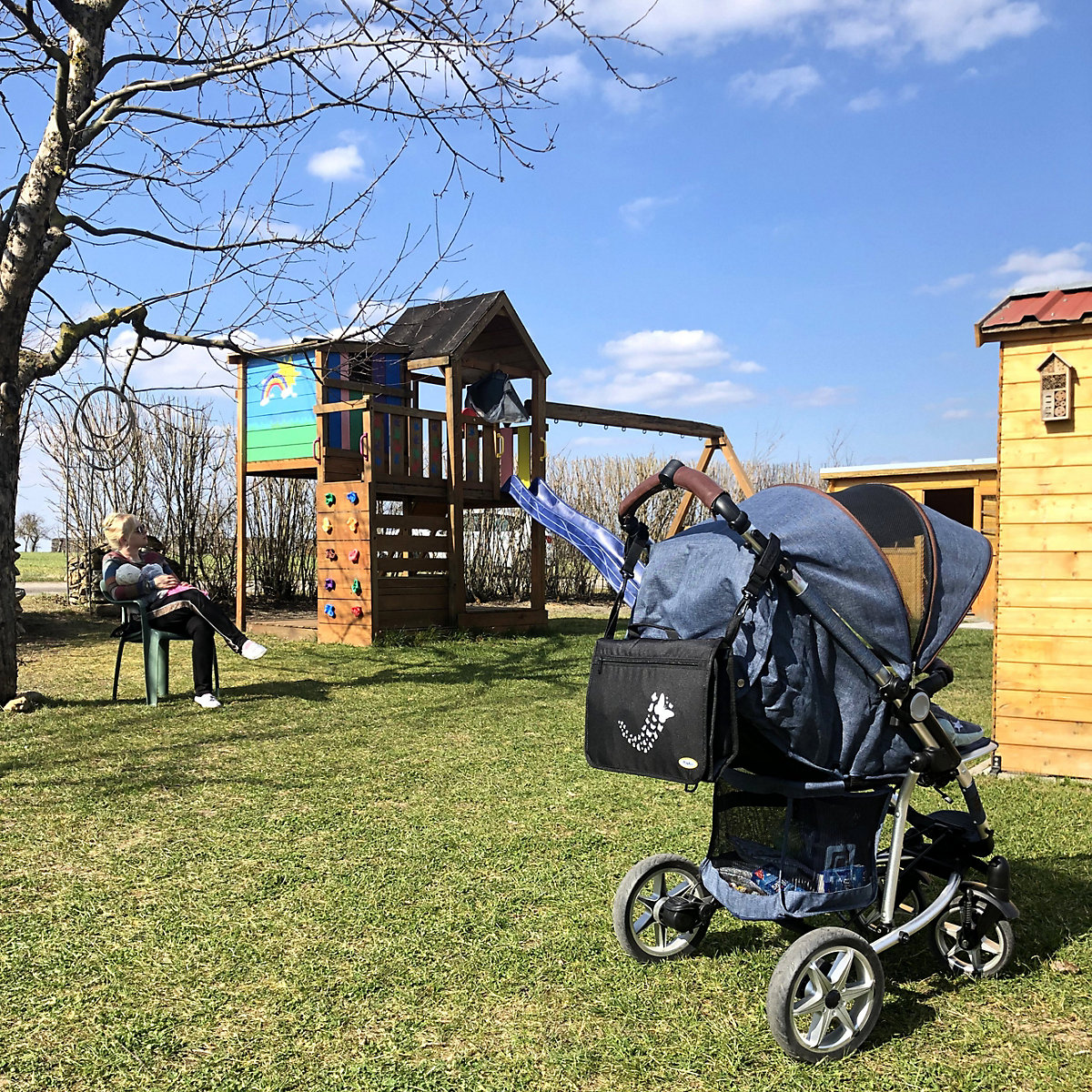 Große Wickelunterlage mit Schmetterlingsmuster ideal für unterwegs mit Babys inkl. 2x Kinderwagenhaken