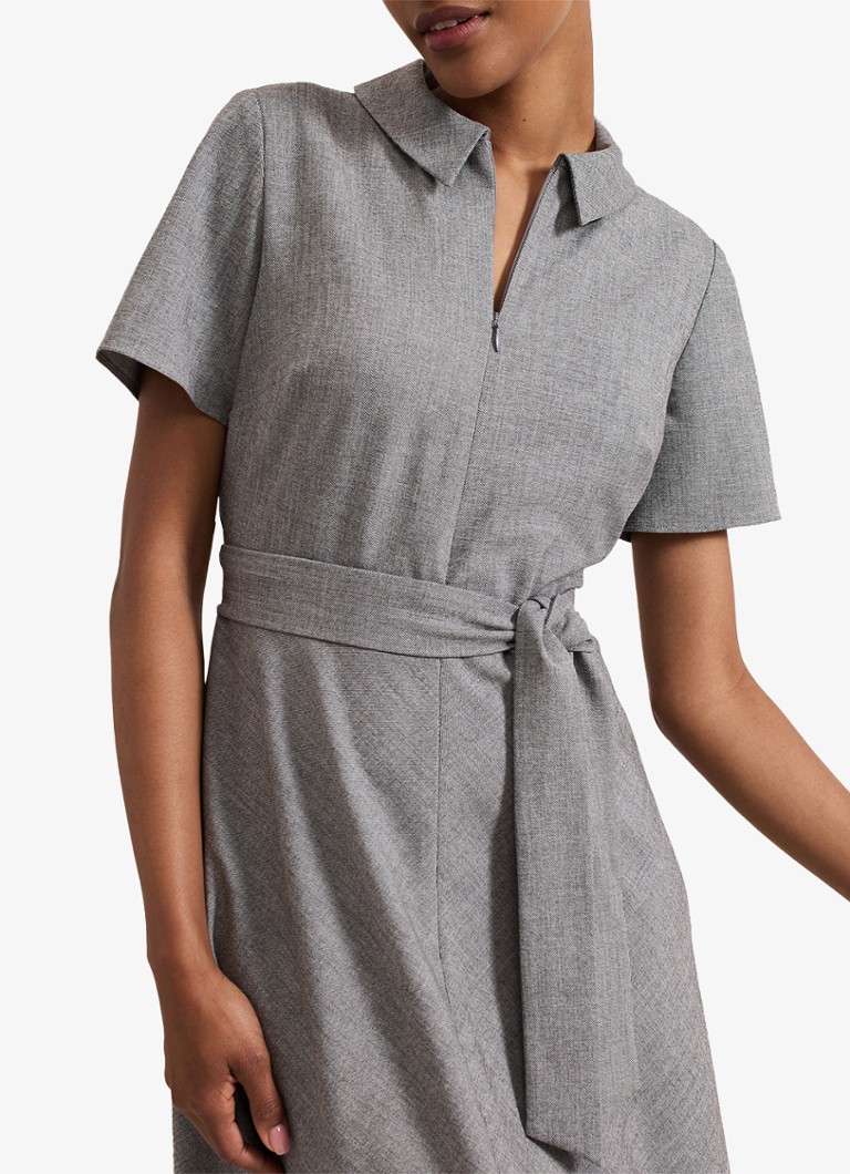 Rochie midi tunică Silvia de la Phase Eight, cu curea legată.