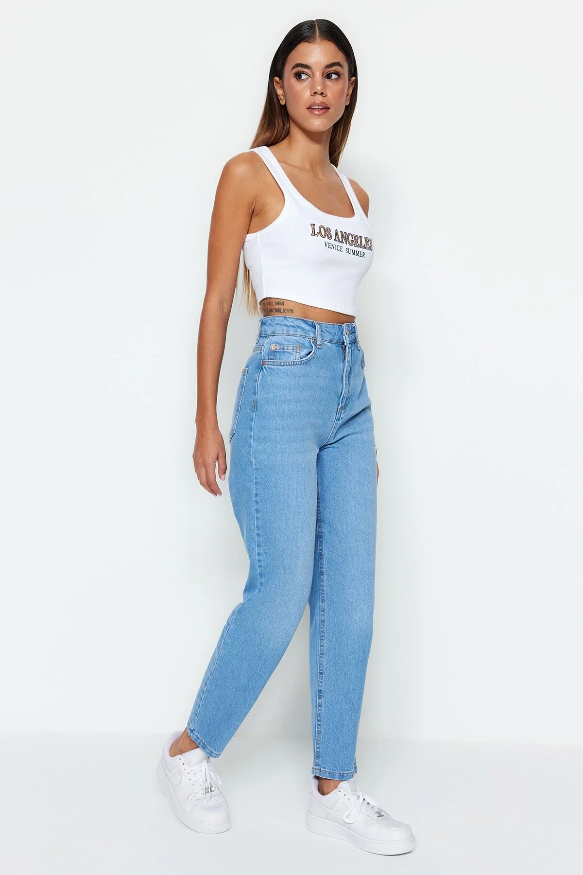 Trendyol Collection  Hellblaue Mom-Jeans mit hoher Taille TWOSS23JE00067