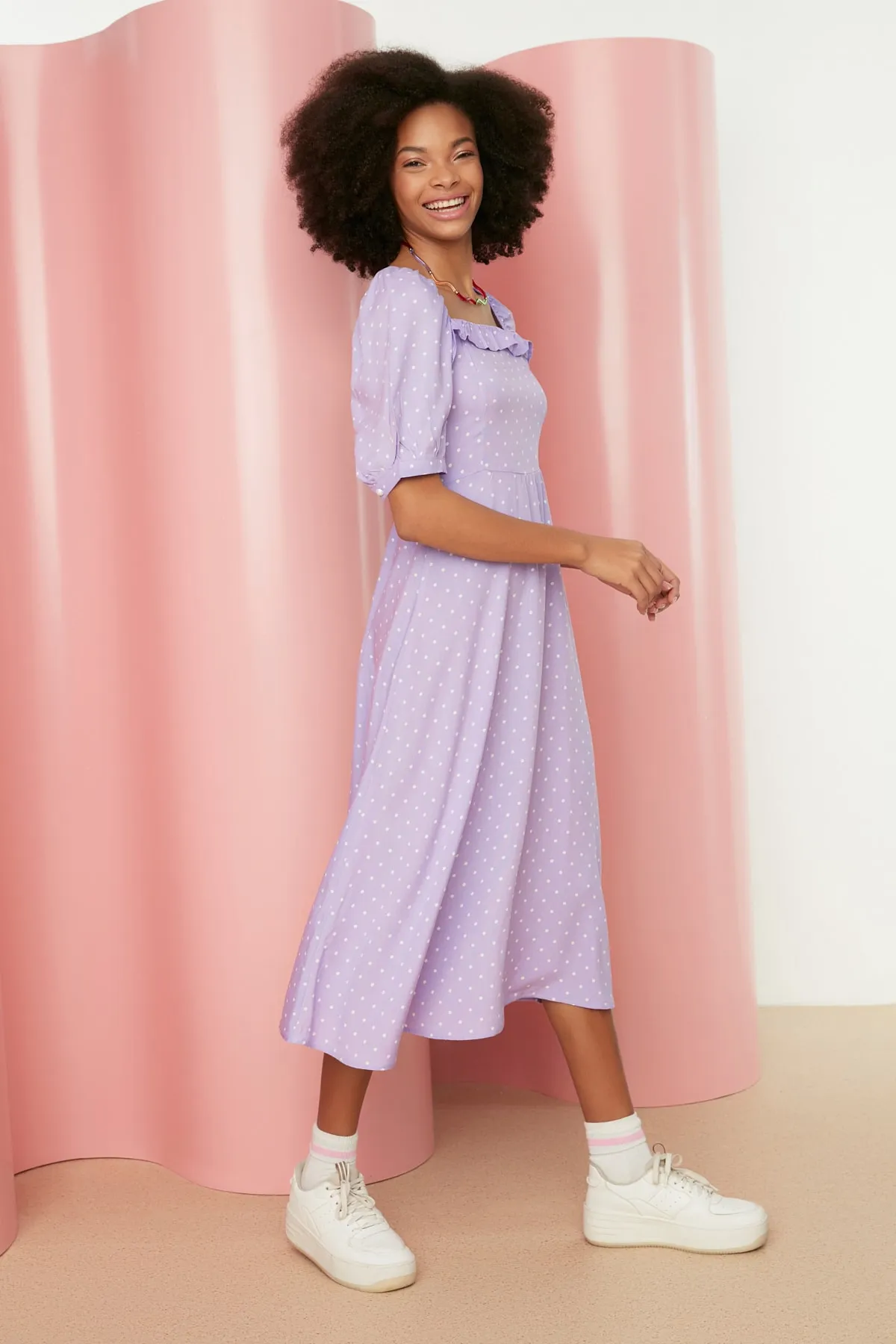 Trendyol Collection  Lilafarbenes A-Linien-Midikleid mit gewebten Rüschen und Punkten TWOSS21EL0511