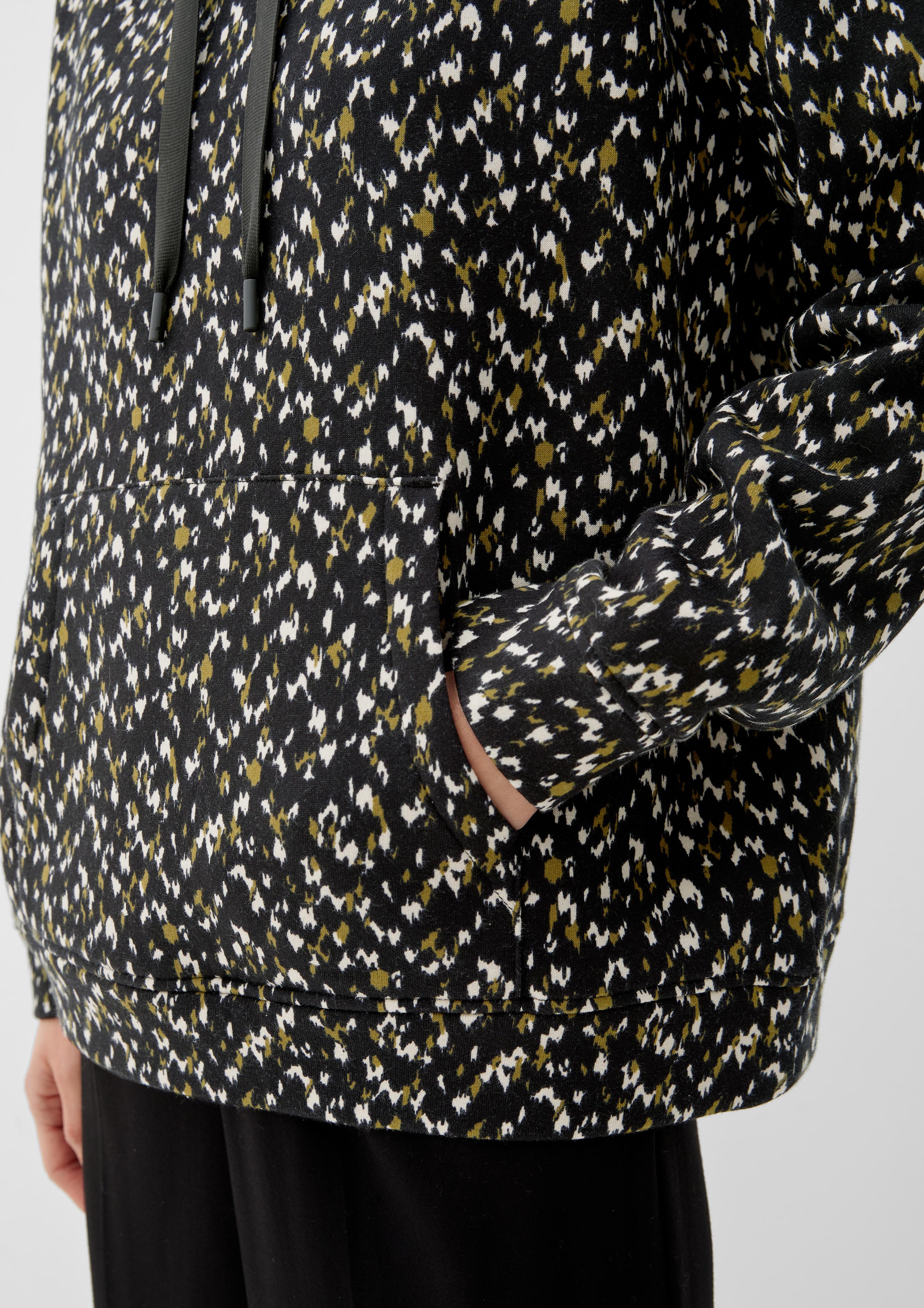 Kapuzenpullover mit Allovermuster  2122547-99A2