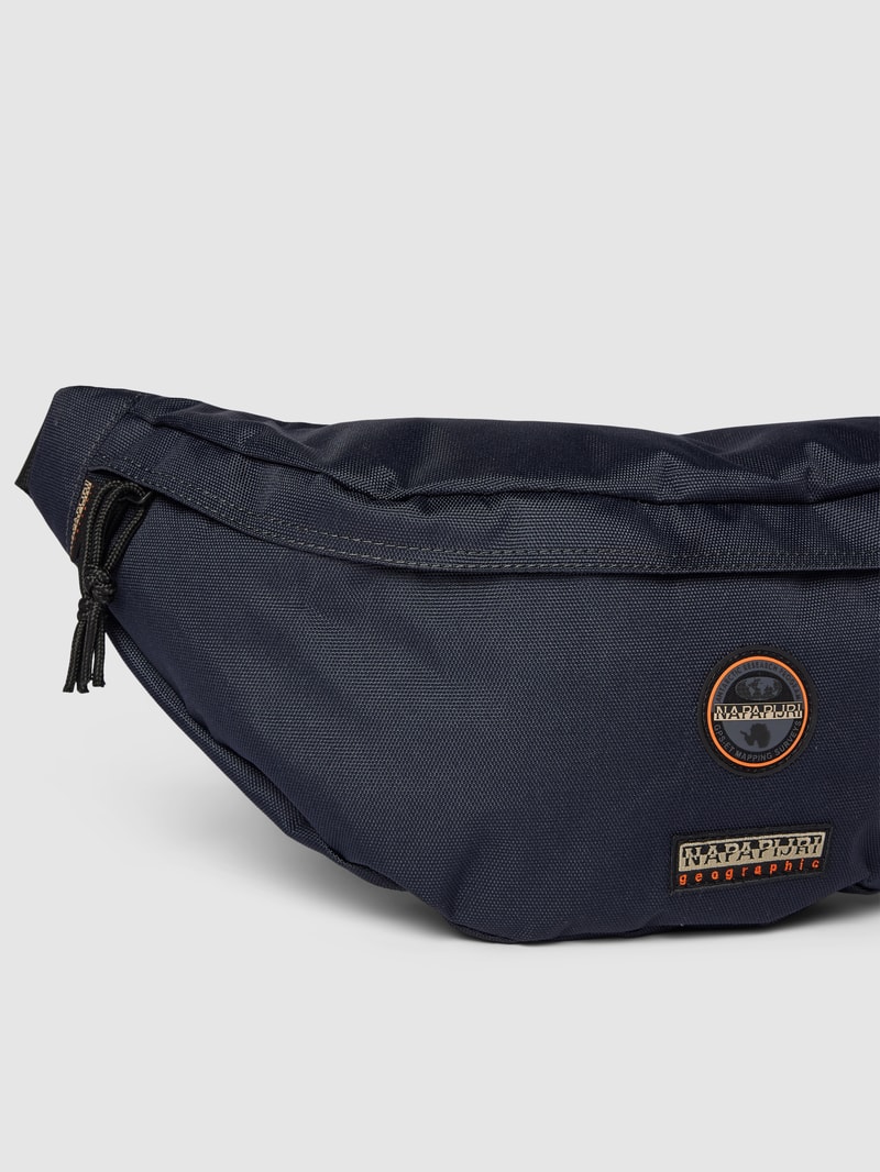 Bauchtasche mit Label-Patch in marineblau
