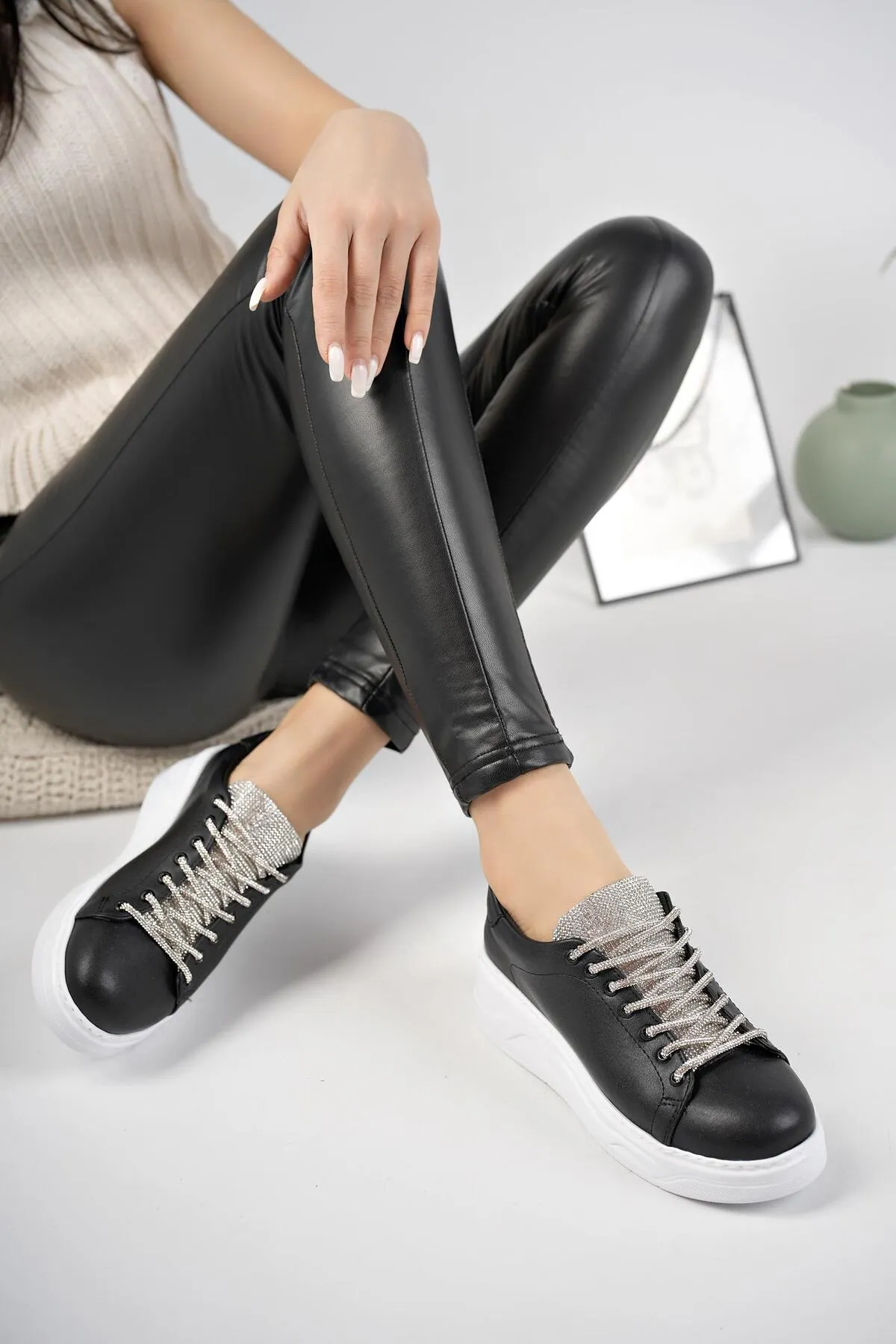 MUGGO  Reina Damen-Sneaker mit Schnürung, garantiert für tägliches Gehen, bequem und stilvoll, Sportschuhe mit dicker Sohle