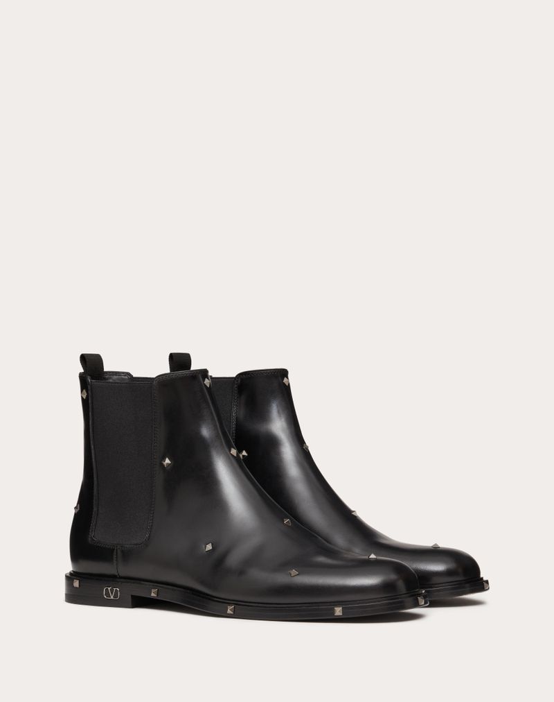 Bota de cano curto ARISTOPUNK em couro de bezerro com tachas