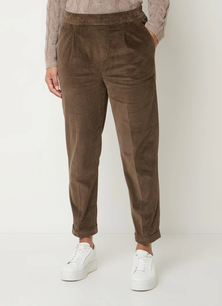 Pantaloni mulați din catifea reiată, cu talie înaltă și croială scurtă pe picior, de la Benetton.