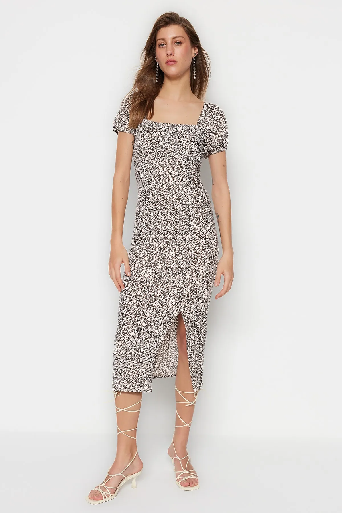 Trendyol Collection  Braunes, bedrucktes Midi-Strickkleid mit Schlitz und detailliertem, eckigem Ausschnitt TWOSS23EL00713