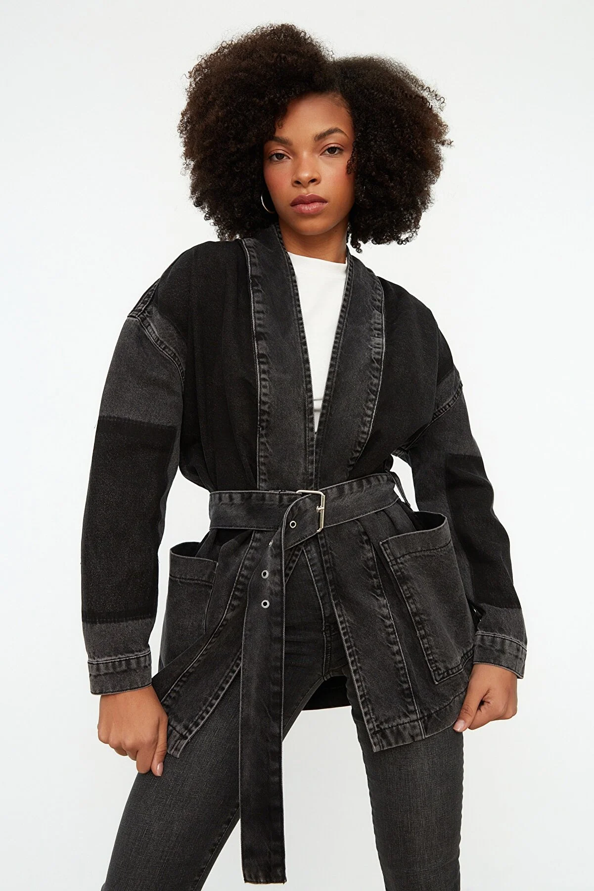 Trendyol Collection  Anthrazitfarbene, übergroße Jeansjacke mit Farbblock und Gürtel TWOSS21CE0186