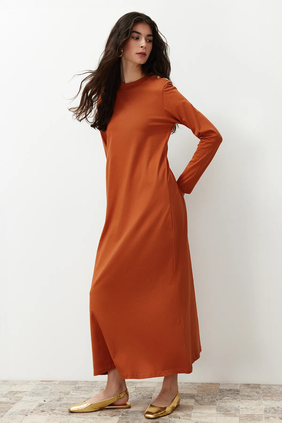Trendyol Modest  Detailliertes Strickkleid mit Zimt-Schulterknopf TCTSS23EB00291