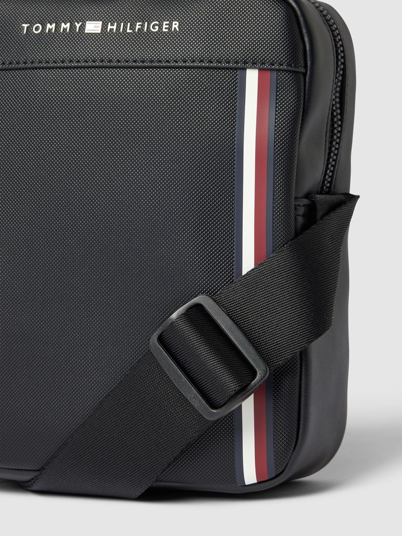 Crossbody Bag mit Label-Print Modell 'PIQUE' in schwarz