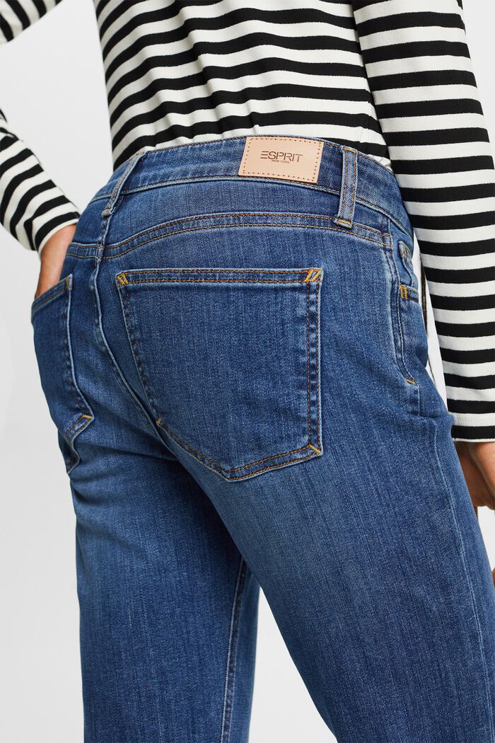 Gerade geschnittene Jeans mit mittelhohem Bund