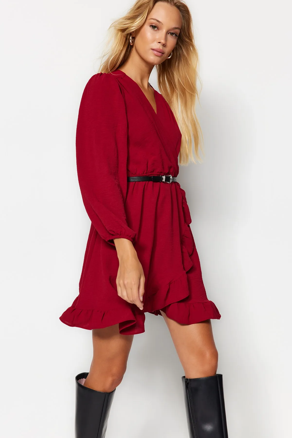Trendyol Collection  Burgunderrotes Minikleid mit gewebtem Volant und Gürtel TWOAW24EL00249