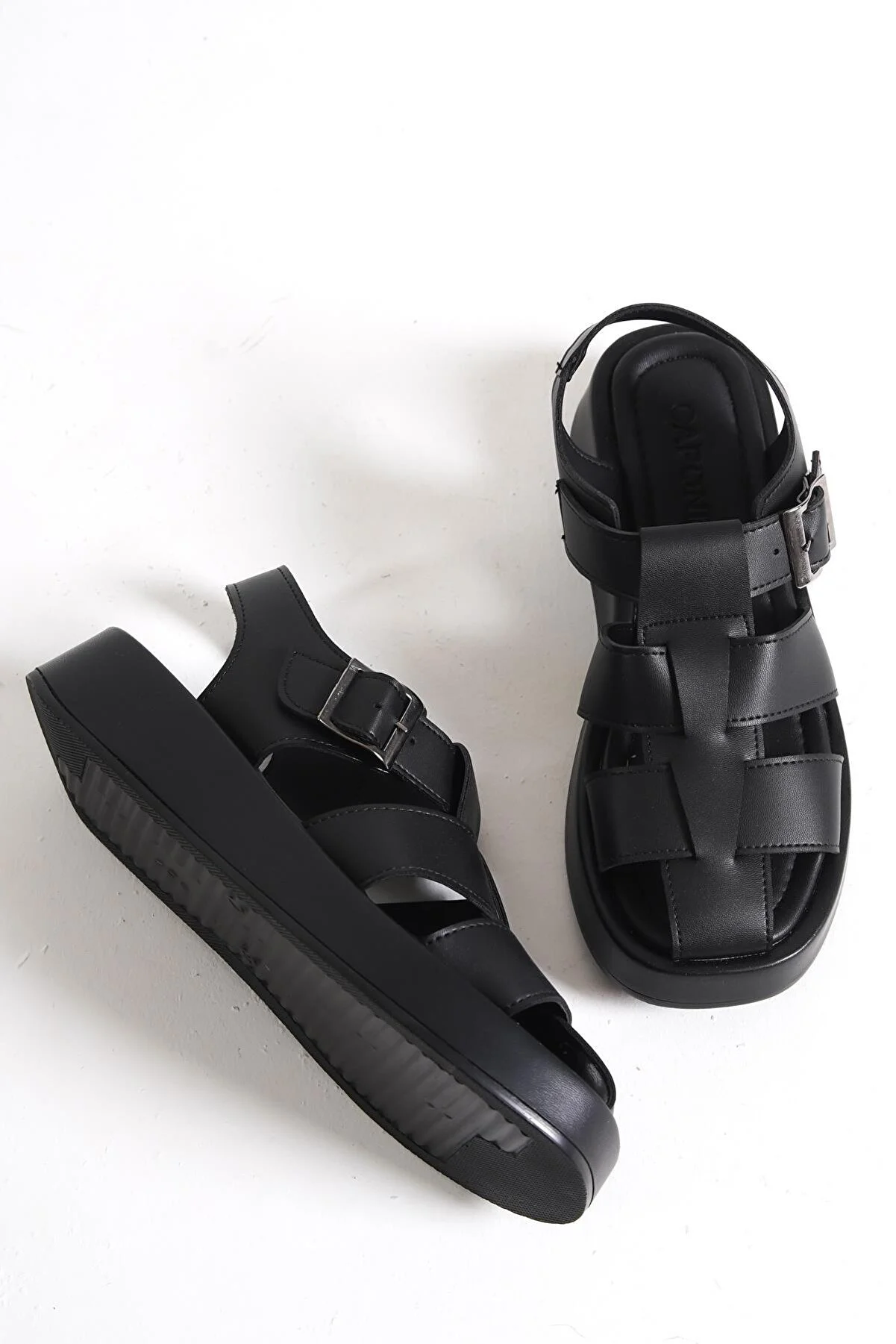 Capone Outfitters  Capone Gladiator Riemchen-Keilabsatz, schwarze Damen-Flatform-Sandalen