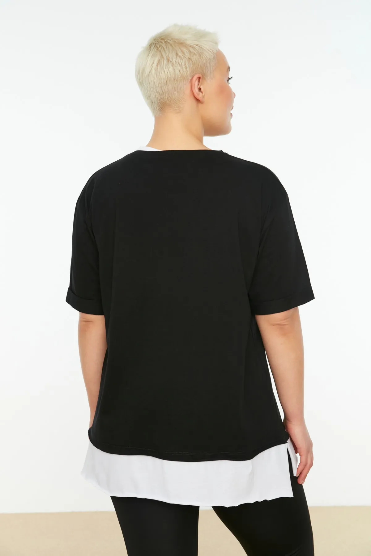 Trendyol Curve  Schwarzes Boyfriend-T-Shirt mit detailliertem Strickmuster TBSSS22TS0727