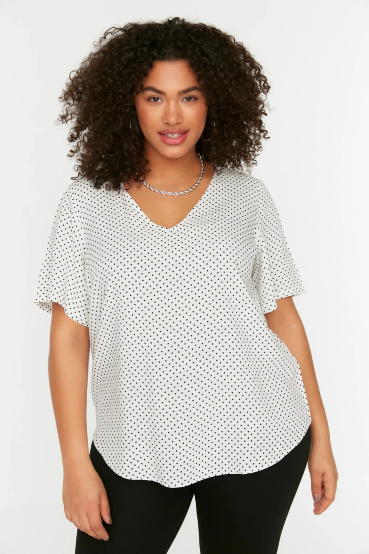 Trendyol Curve  Weiße gepunktete Webbluse TBBSS22AF0033