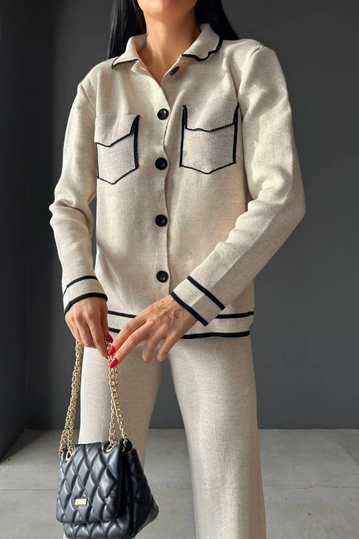 lovebox  Strickjacke mit Polokragen, Taschendetail und Knopfleiste und Hose mit hoher Taille und weitem Bein, cremefarbenes Strickoberteil, Anzug 10067
