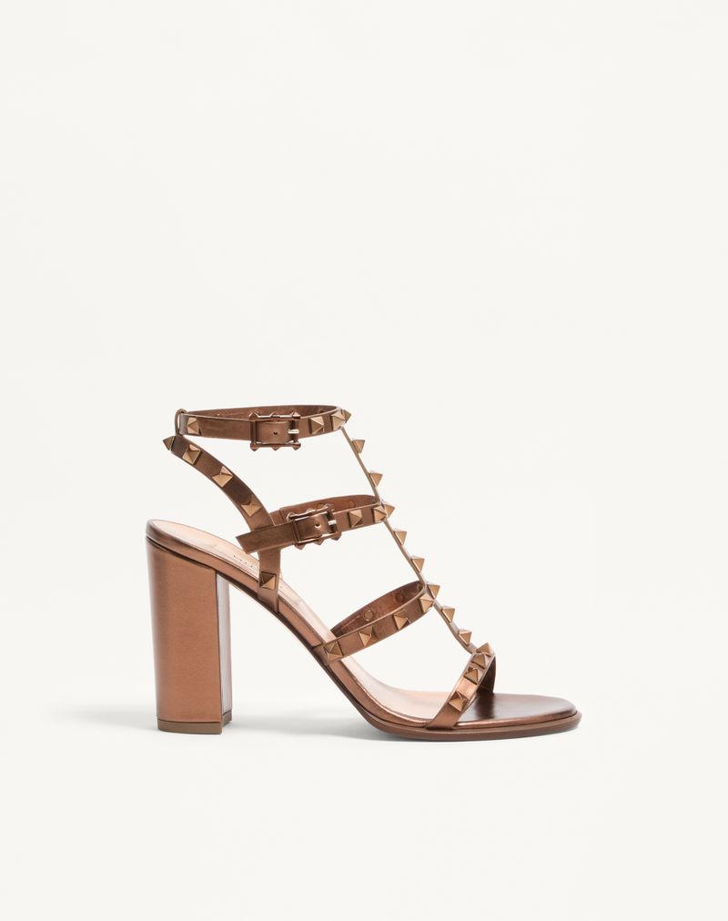 Rockstud sandaal van metallic kalfsleer met 90 mm brede bandjes.
