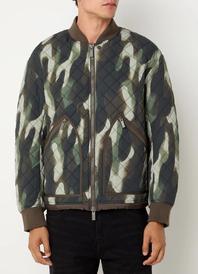 Jachetă bomber matlasată Armani Exchange cu imprimeu de camuflaj și buzunare cu fermoar.
