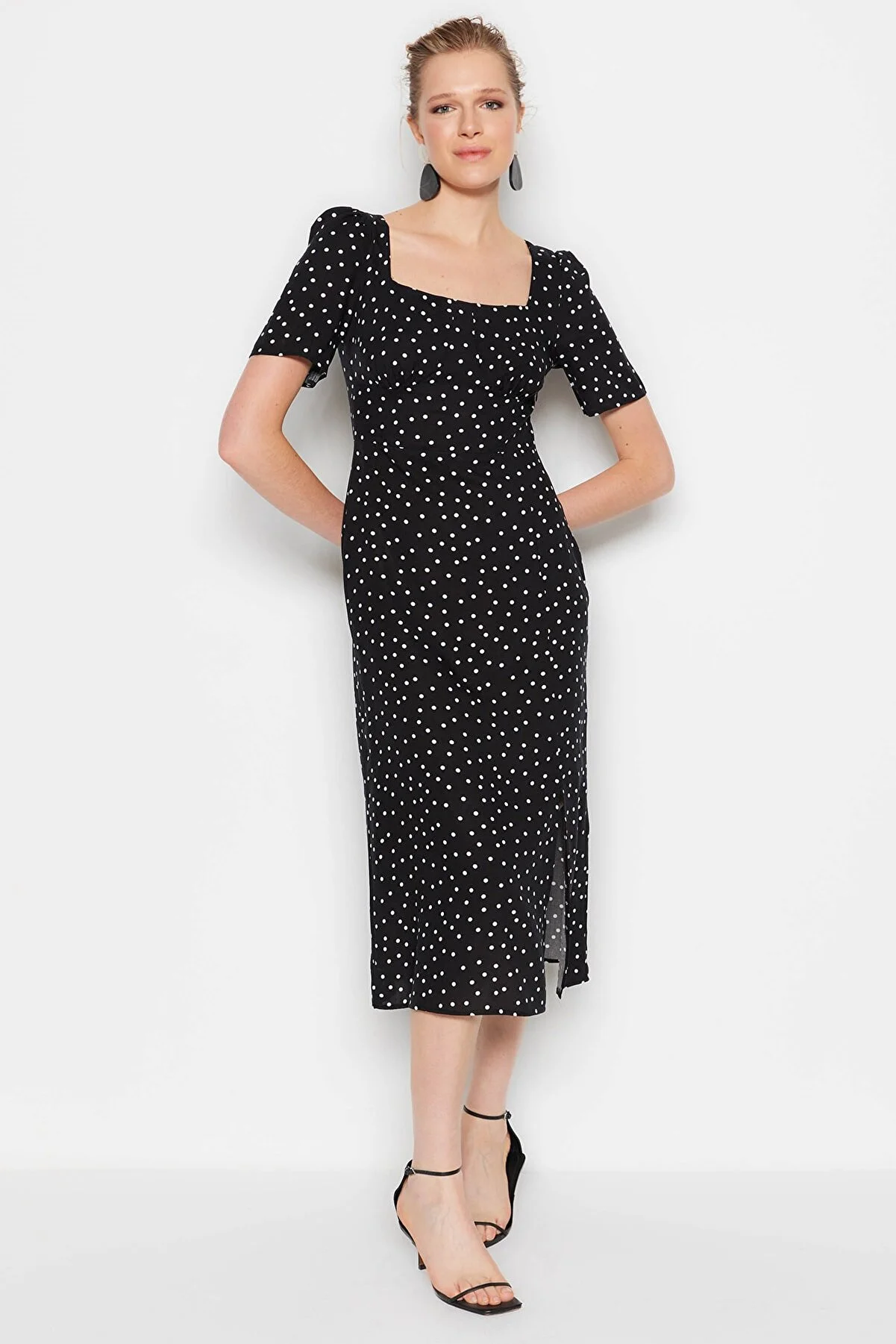 Trendyol Collection  Schwarzes A-Linien-Midikleid aus gewebter Viskose mit Muster TWOSS23EL00487