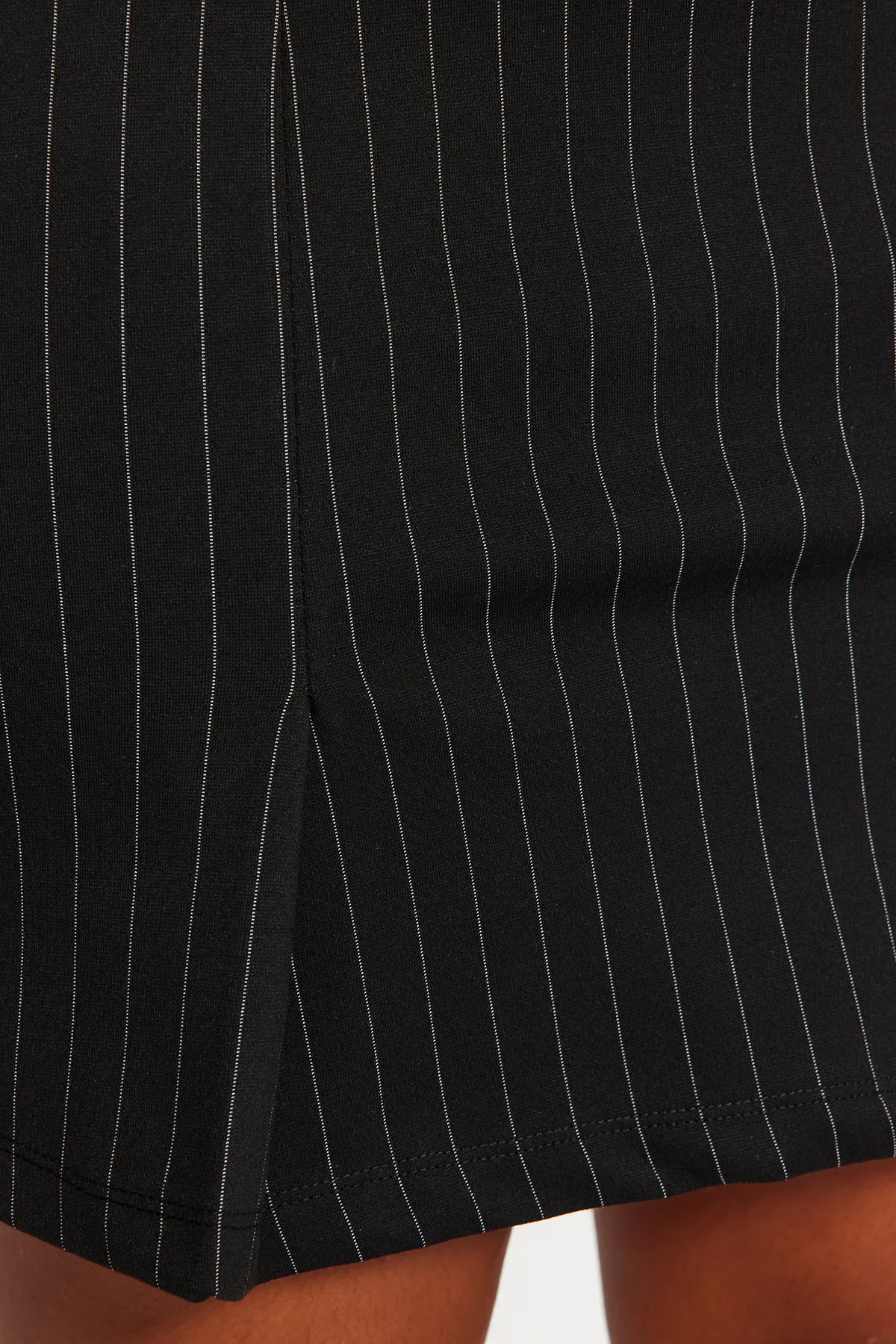 Trendyol Curve  Schwarz gestreifter Mini-Strickrock TBBAW24AZ00032