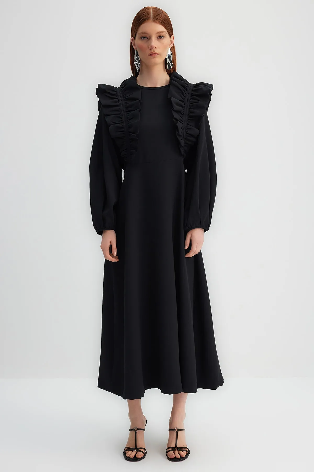 Trendyol Modest  X Kevser Sarıoglu Schwarzes Abendkleid mit Rüschendetails und Schultern TCLSS23DB00008