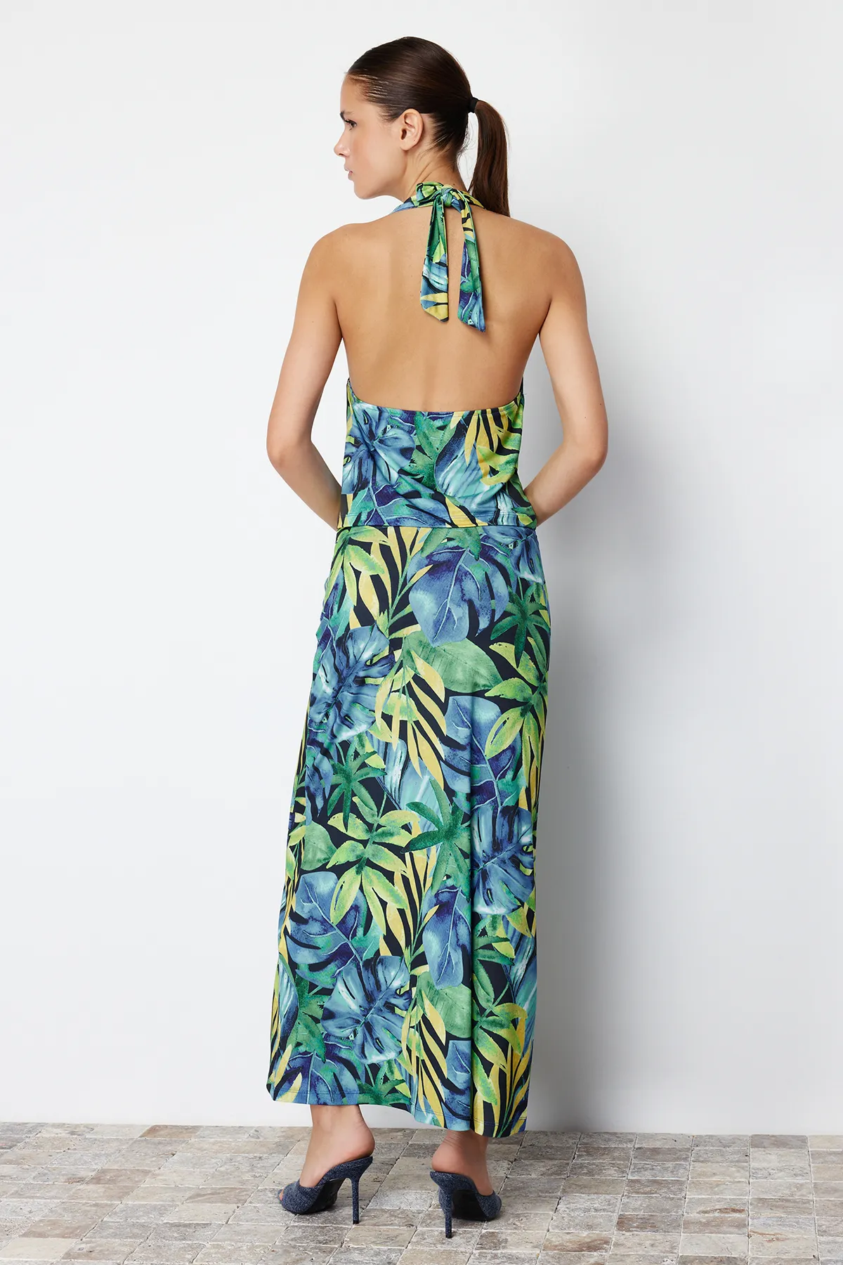 Trendyol Collection  Grünes, floral bedrucktes, schmales Set aus Strick mit Degaje-Kragen und flexiblem Unterteil und Oberteil TWOSS24AU00016