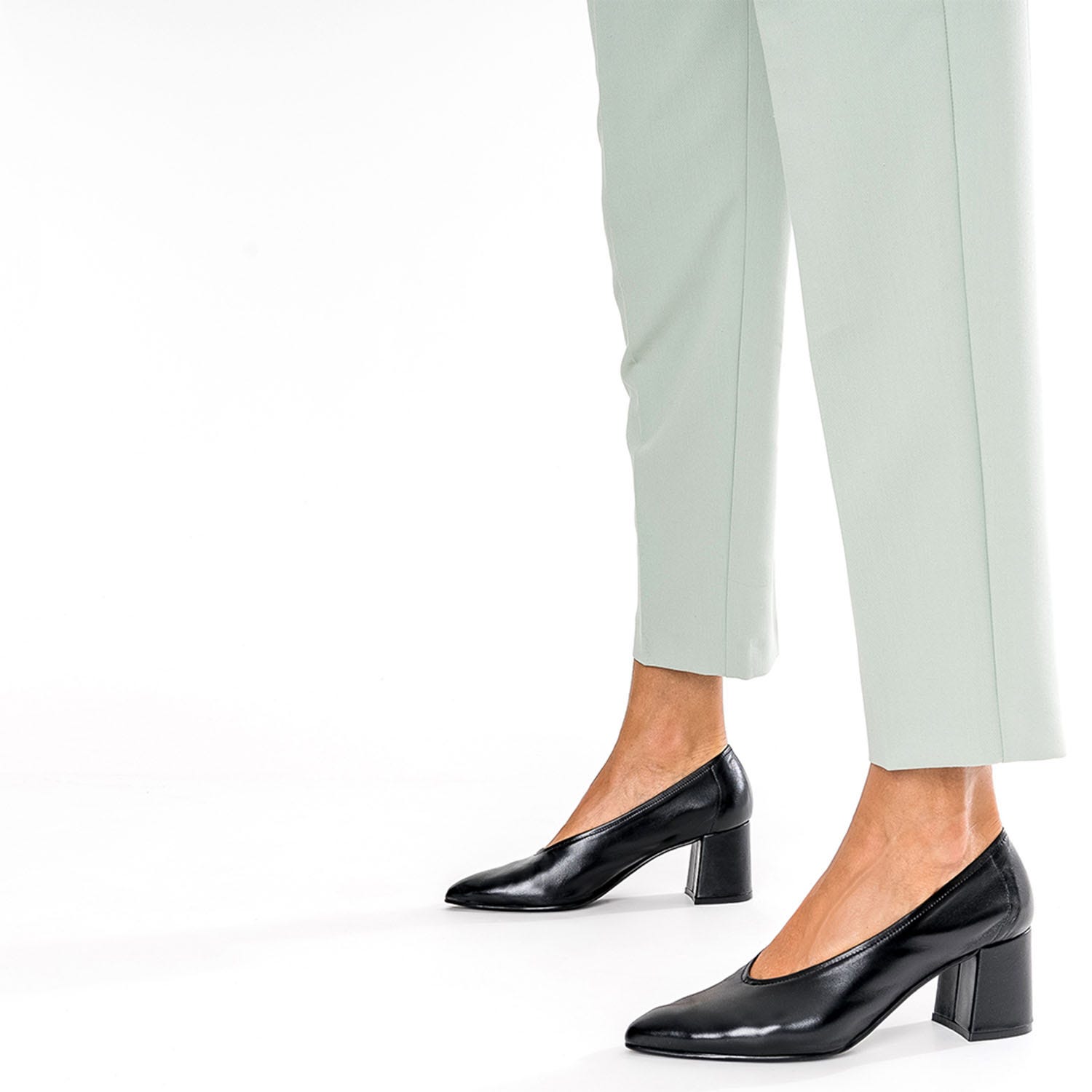 Escarpin noir en cuir à décolleté couvrant