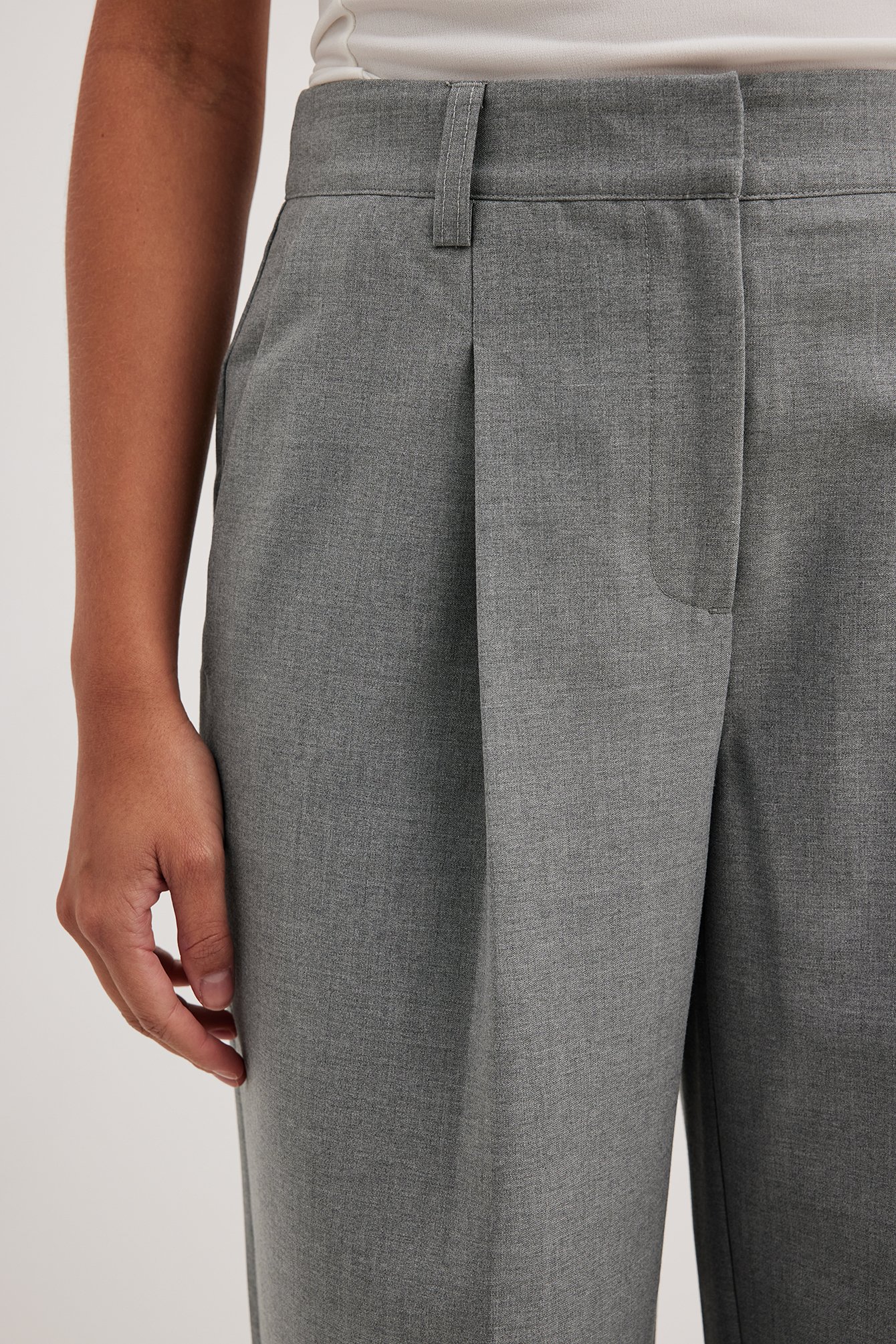 Melange-Anzughose mit hoher Taille und Bundfalten