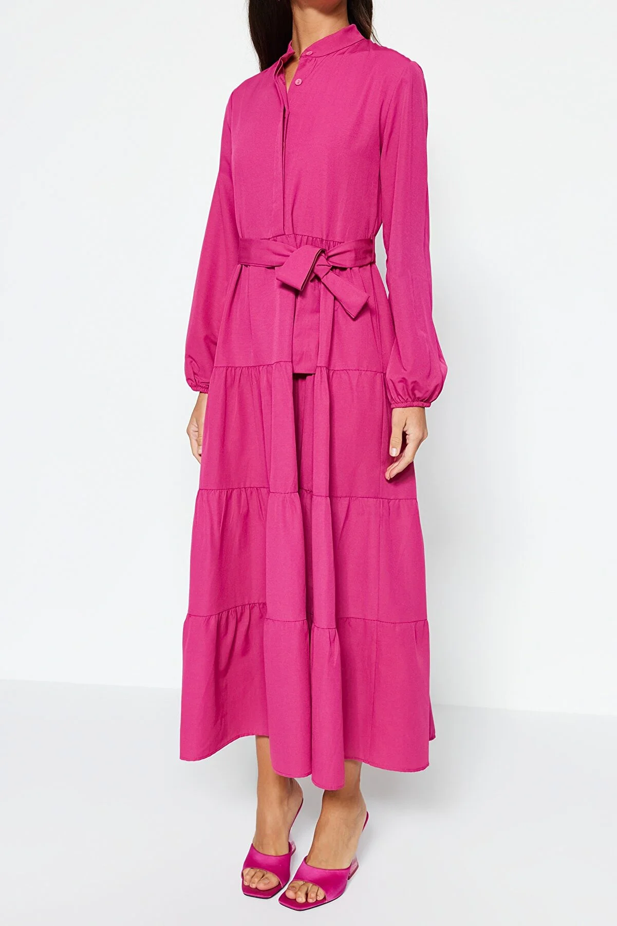 Trendyol Modest  Dunkelrosa gewebtes Kleid mit Gürtel, Chief-Kragen und Knopfdetail TCTSS21EL3343