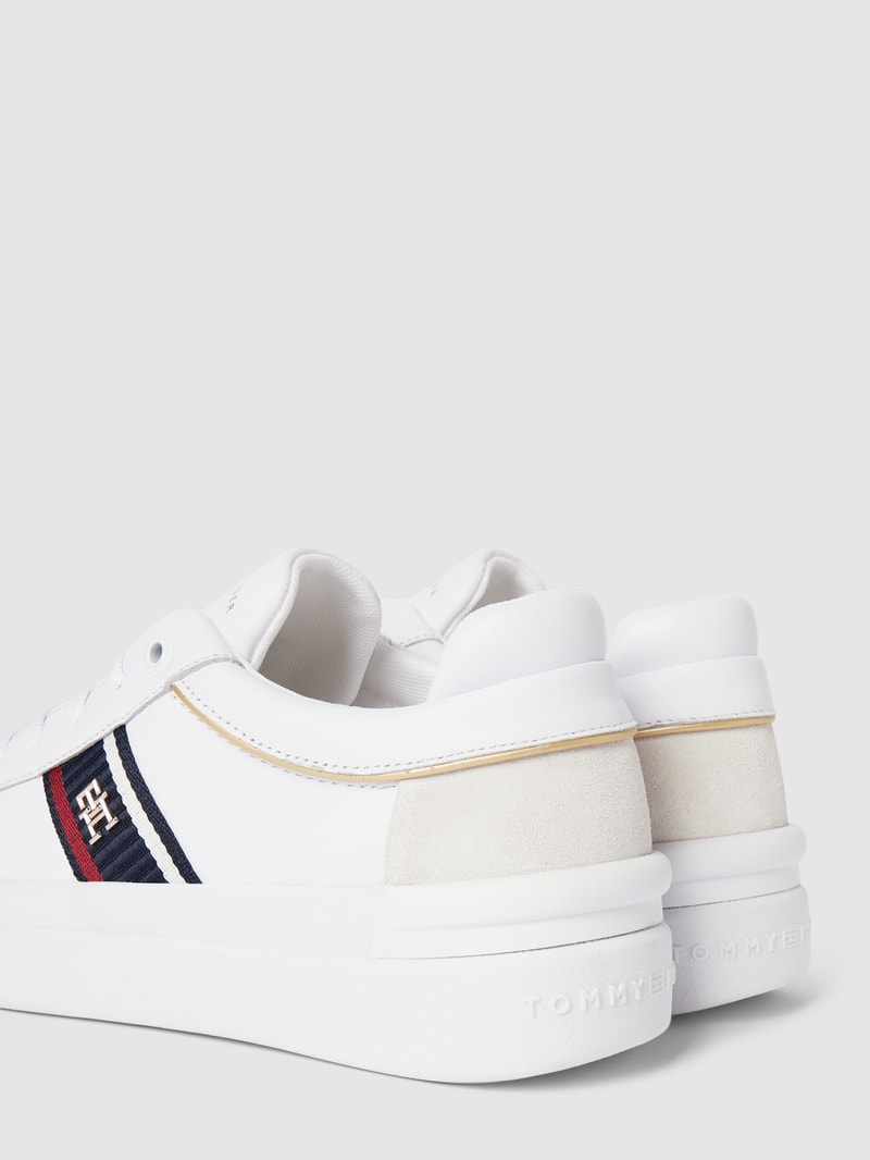 Sneaker mit Label-Detail in weiß