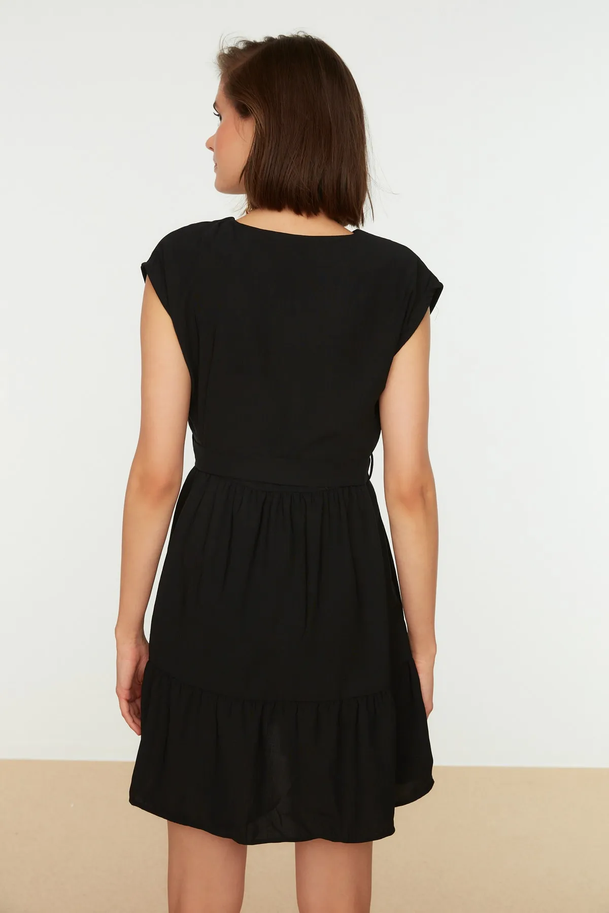 Trendyol Collection  Schwarzes Mini-Webkleid mit Gürtel und Taillenöffnung TWOSS20EL0628