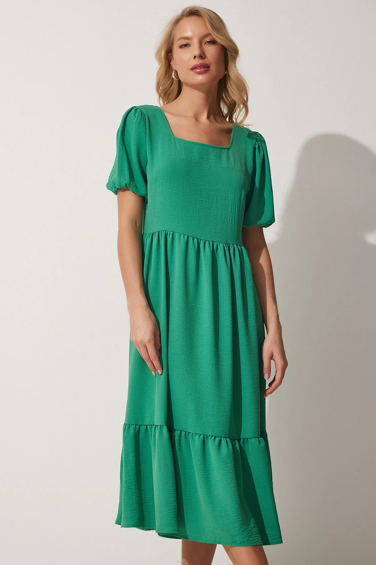 Happiness İstanbul  Lebhaftes grünes Ayrobin-Sommerkleid mit quadratischem Kragen für Damen ZH00023
