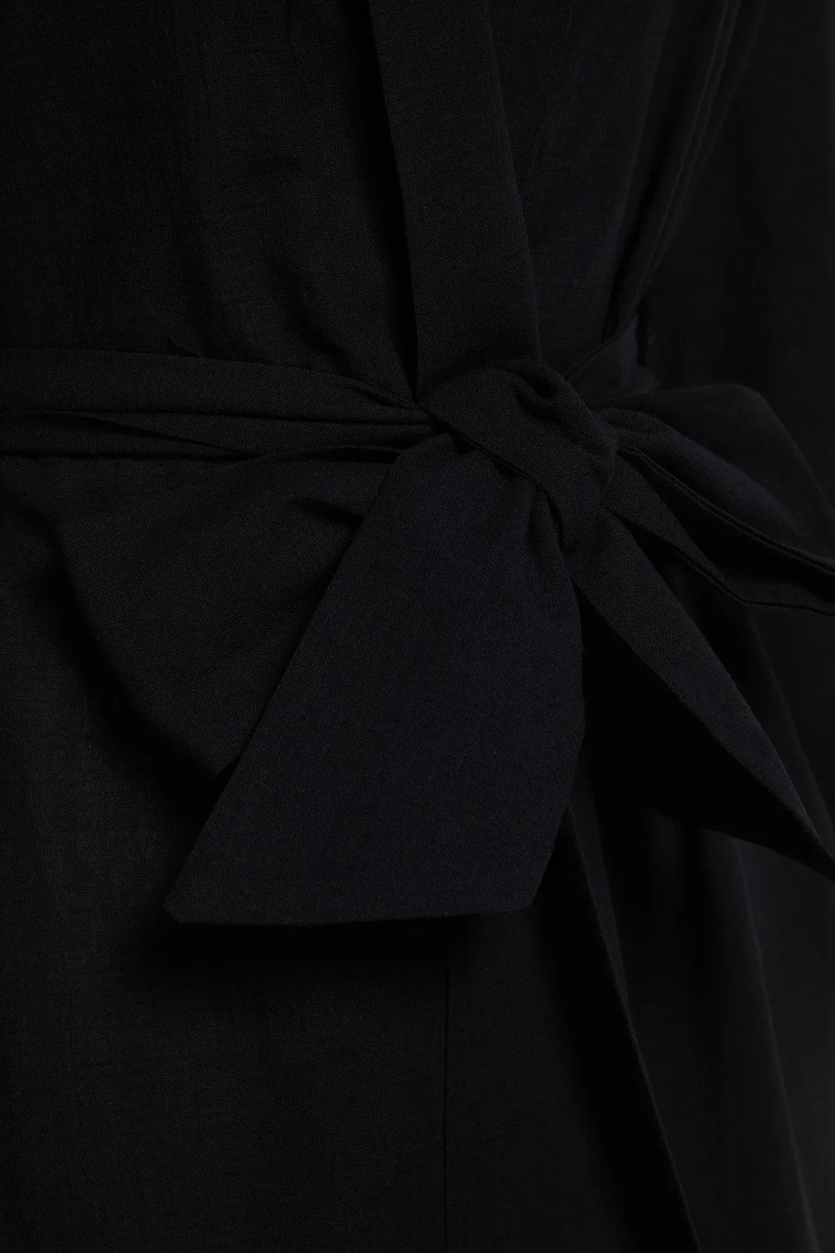 Trendyol Collection  Schwarzer Mini-Kimono und Kaftan aus 100 % gewebter Baumwolle mit Gürtel TBESS23KM00080