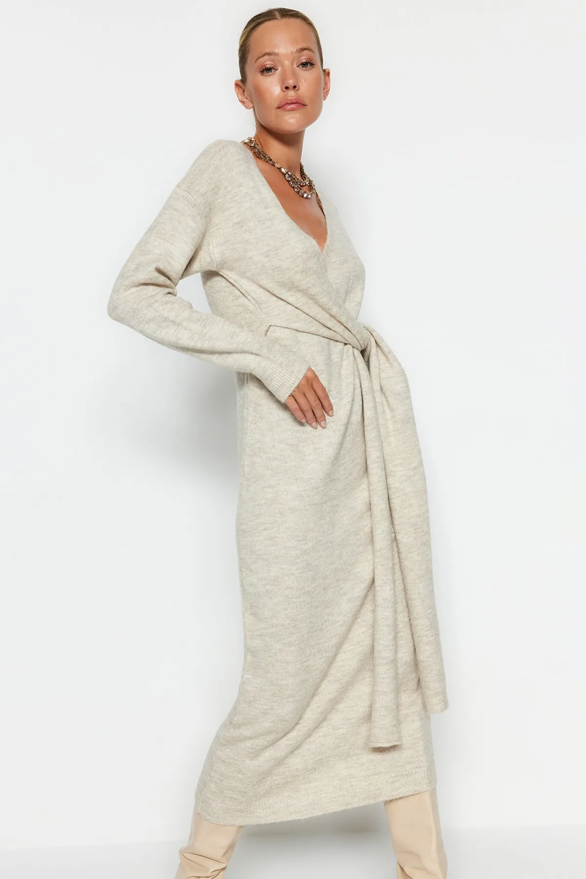 Trendyol Collection  Stone Maxi-Strickkleid mit zweireihigem Kragen und Bindeband TWOAW21EL0260