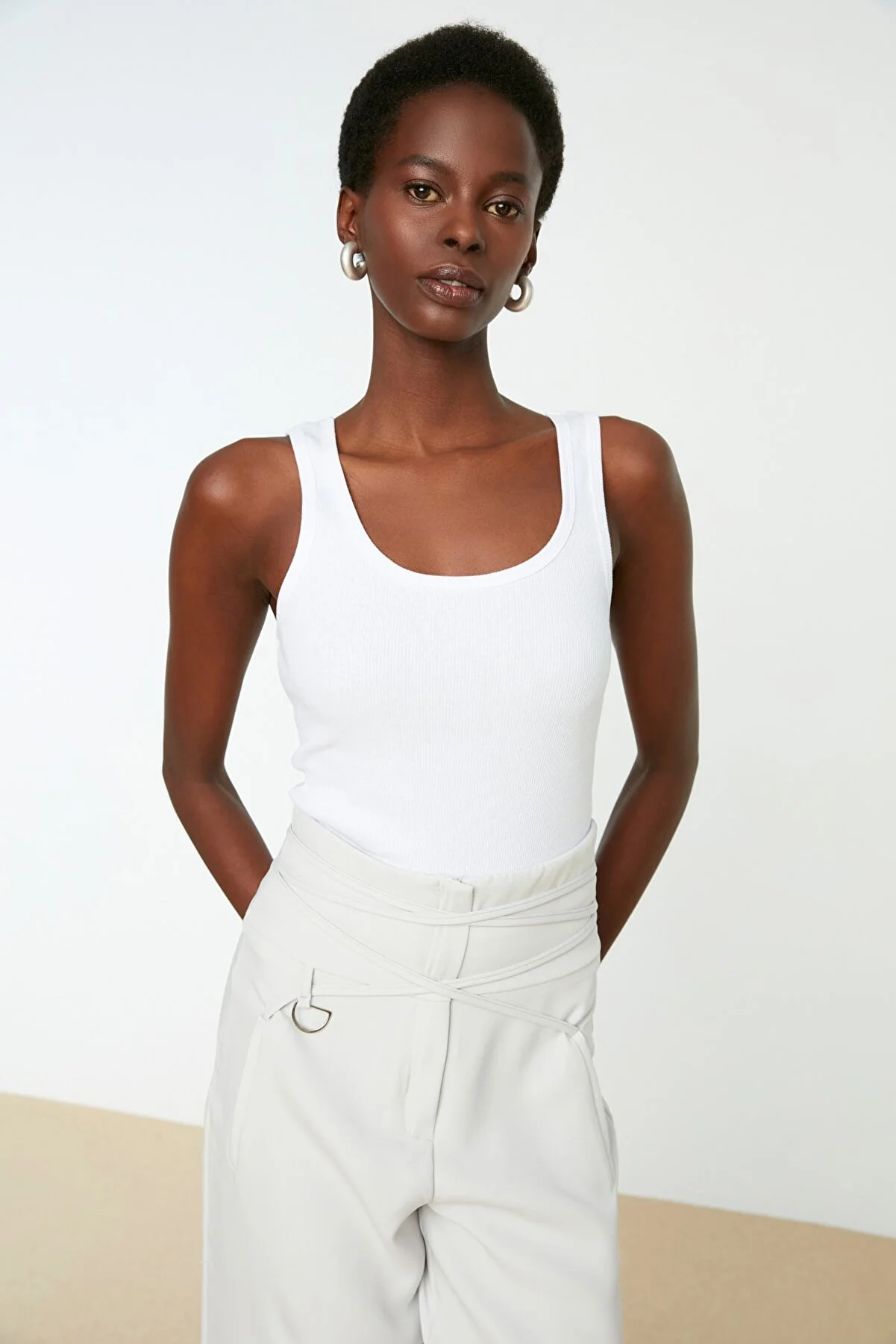 Trendyol Collection  Weißes figurbetontes Tanktop aus geripptem, flexiblem Strick mit Poolkragen TWOSS22AL0042