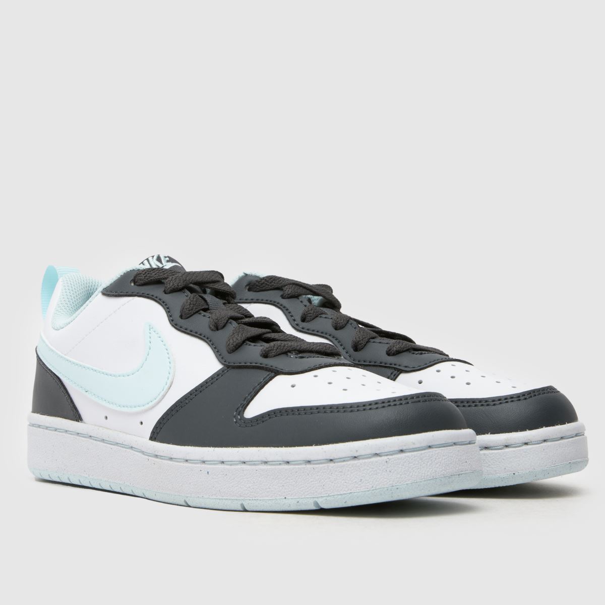 Nike grå multicourt Borough låga ungdomsskor