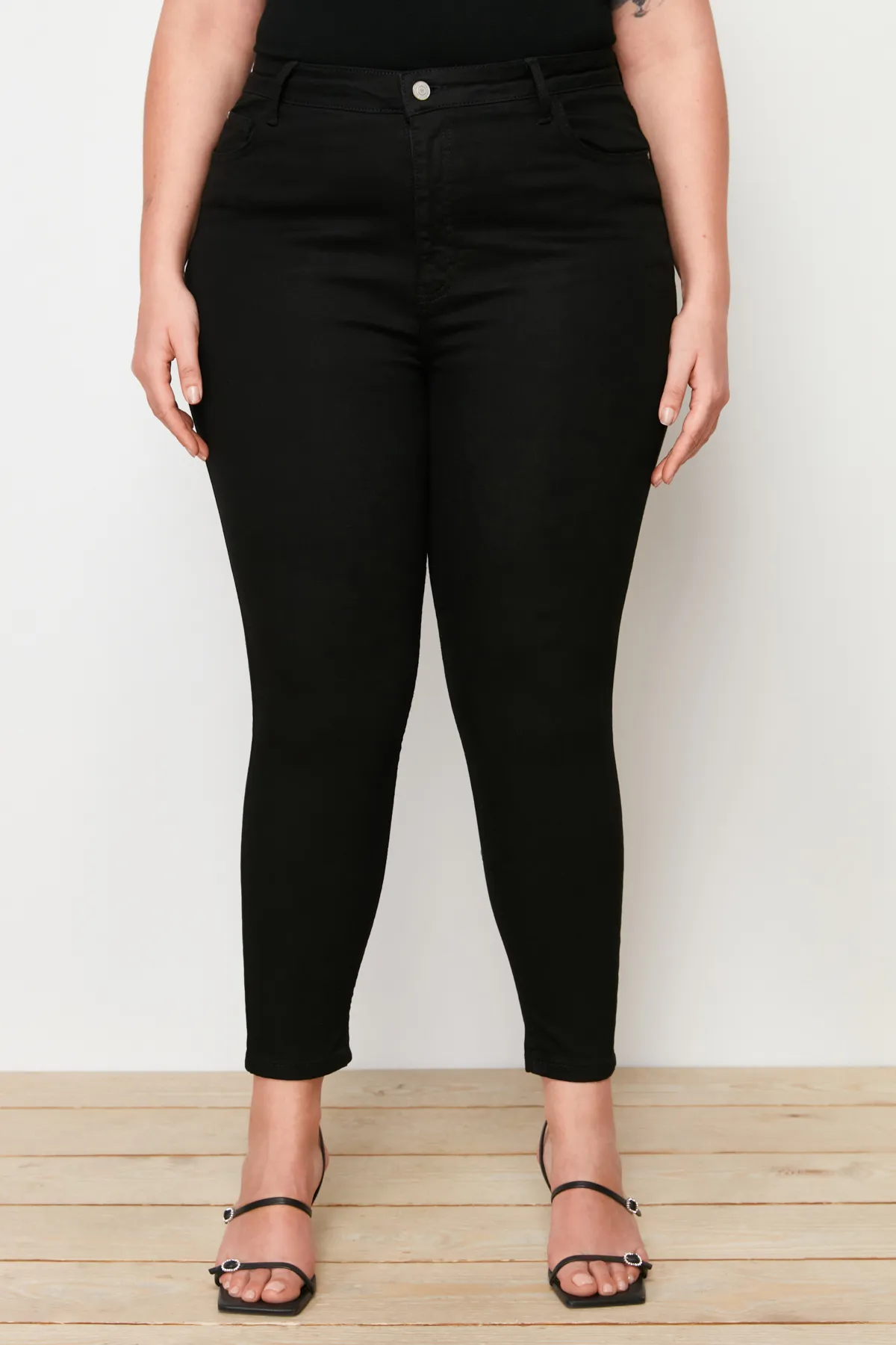 Trendyol Curve  Schwarze, lichtechte, flexible Skinny-Jeans mit hoher Taille TBBAW23CJ00061