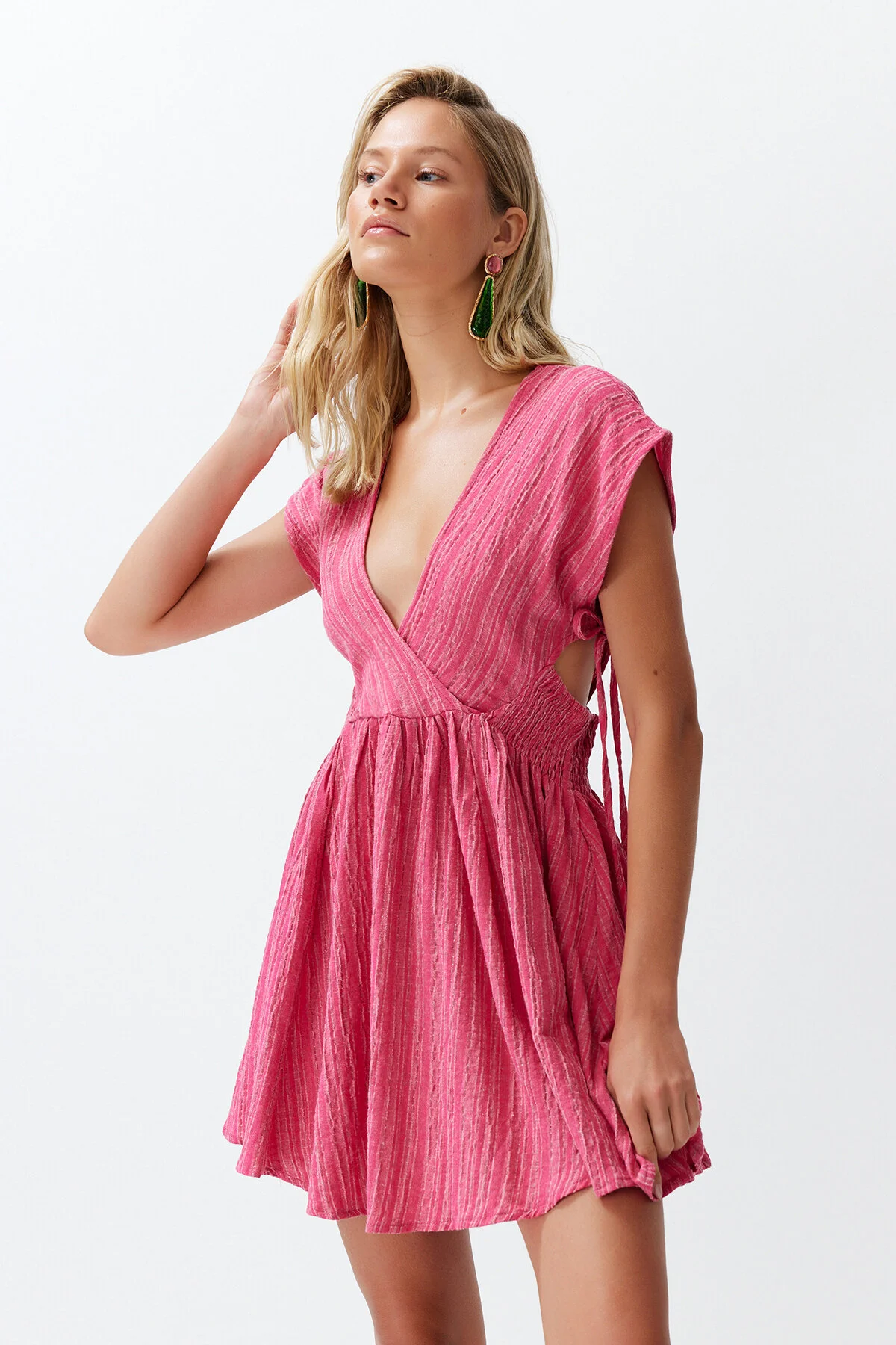 Trendyol Collection  Fuchsiafarbenes, gewebtes Mini-Strandkleid aus einer Leinenmischung mit Cut-out/Fensterausschnitt TBESS24EL00075