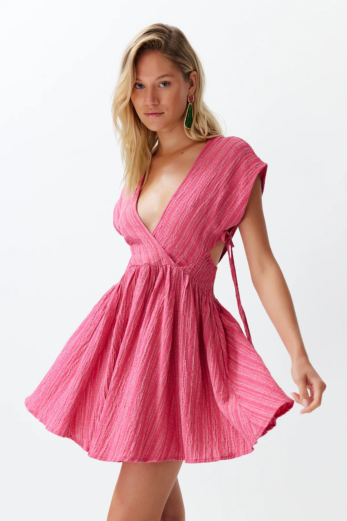 Trendyol Collection  Fuchsiafarbenes, gewebtes Mini-Strandkleid aus einer Leinenmischung mit Cut-out/Fensterausschnitt TBESS24EL00075