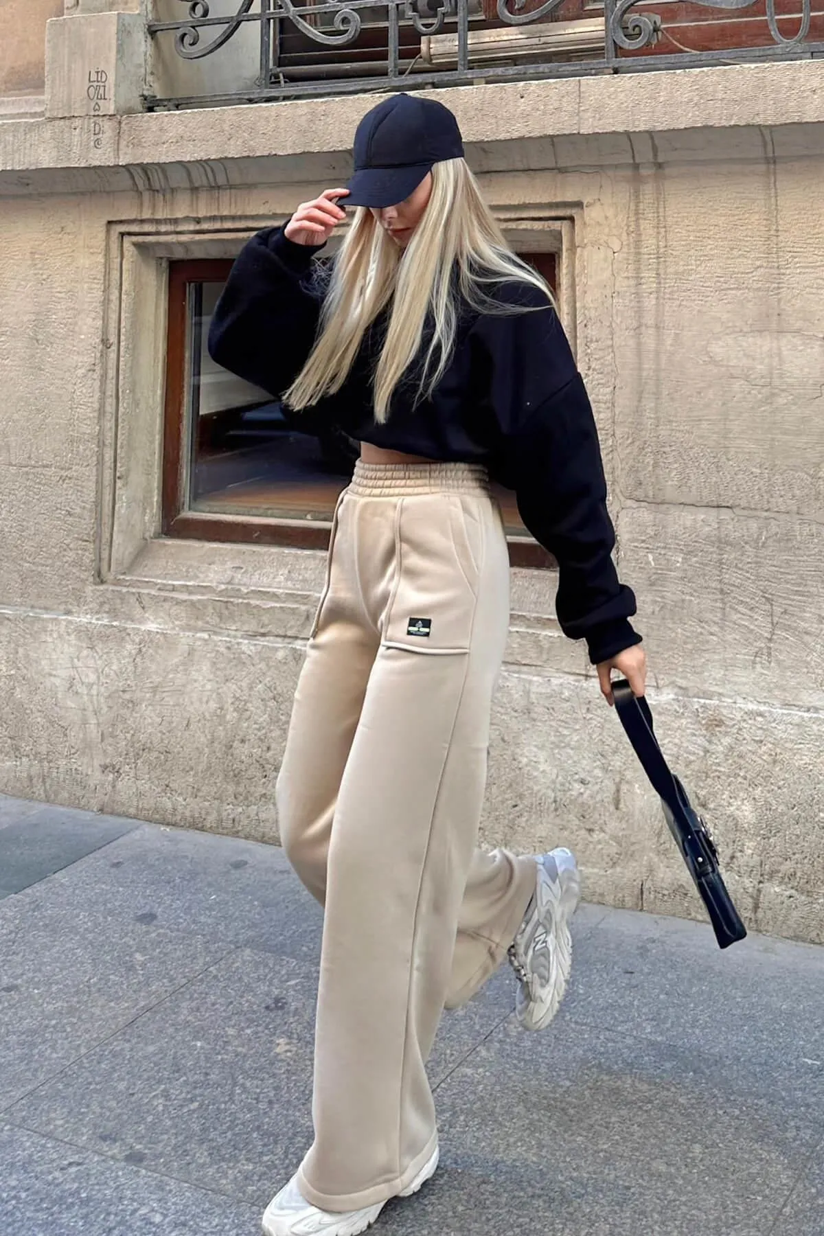 Swist  Beigefarbene Damen-Jogginghose mit hohem Bund und weitem Bein und Emblem